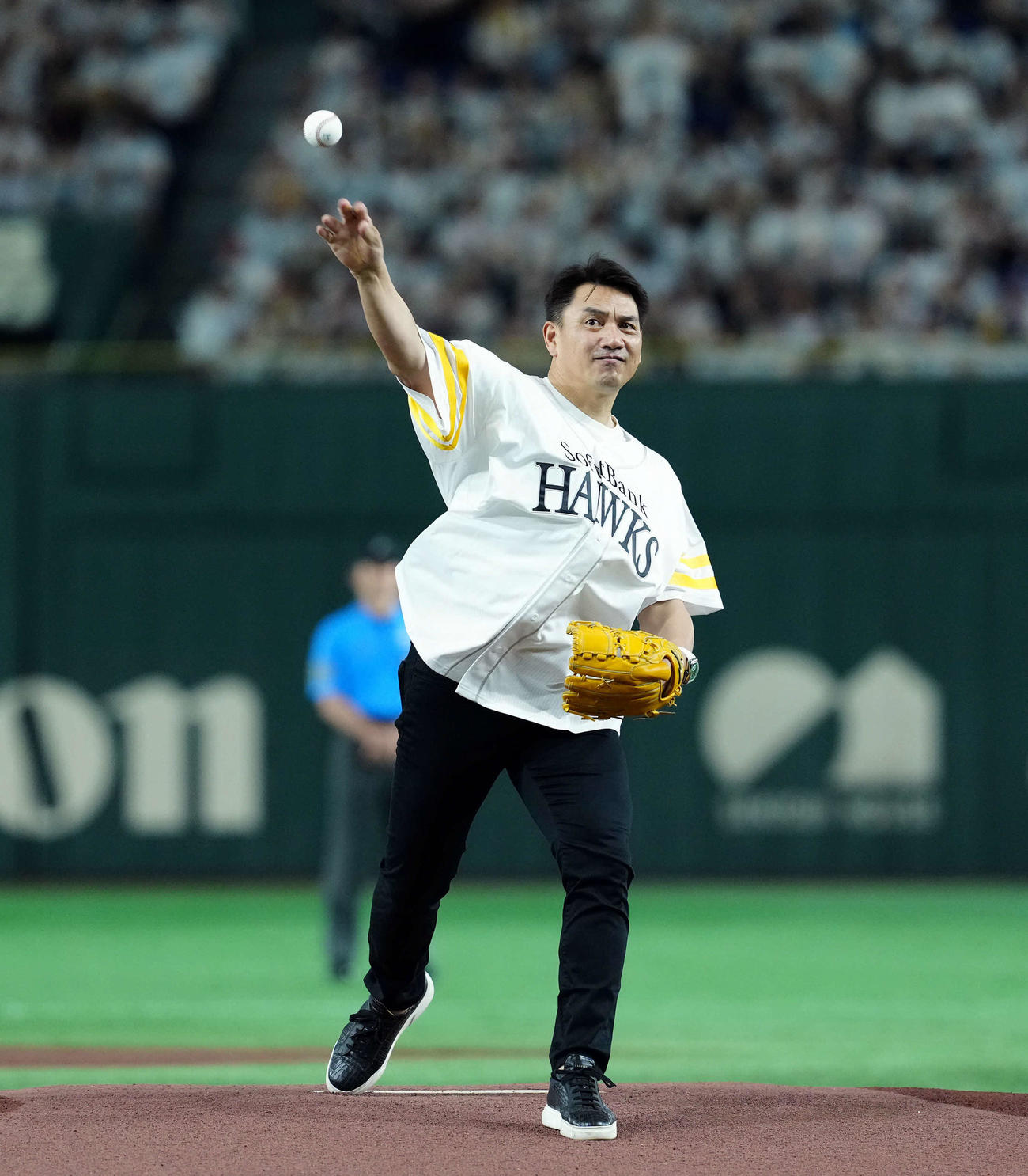 ソフトバンク対西武　始球式で投球する井口氏（撮影・たえ見朱実）