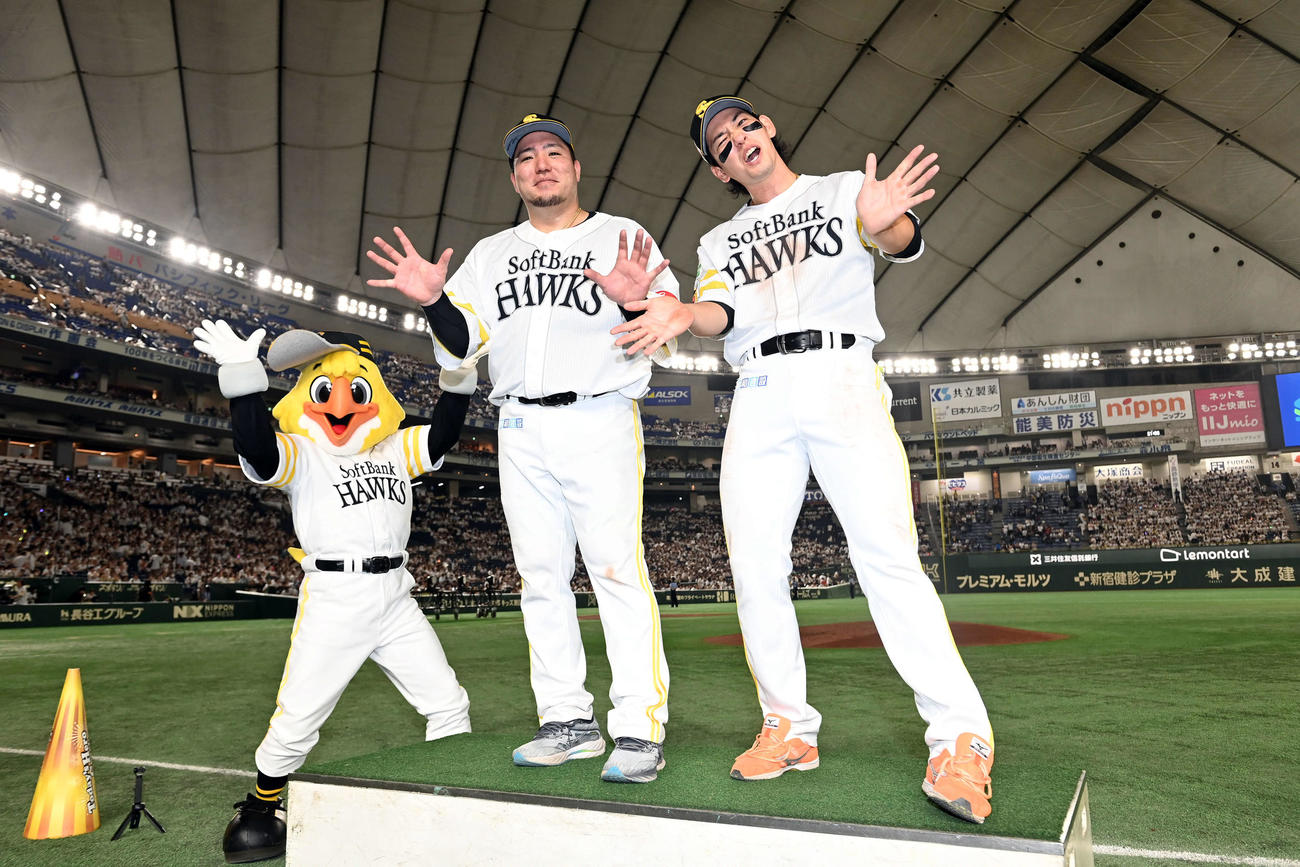 ソフトバンク対西武　西武に勝利しお立ち台でポーズを決めるソフトバンク山川（中央）と栗原（撮影・たえ見朱実）