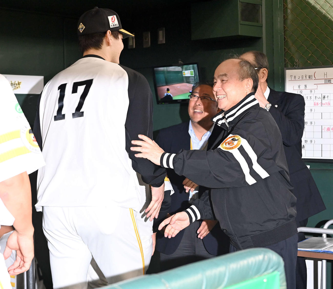 ソフトバンク対西武　西武に勝利し今季8勝目を挙げた有原を迎えるソフトバンク孫オーナー（撮影・たえ見朱実）