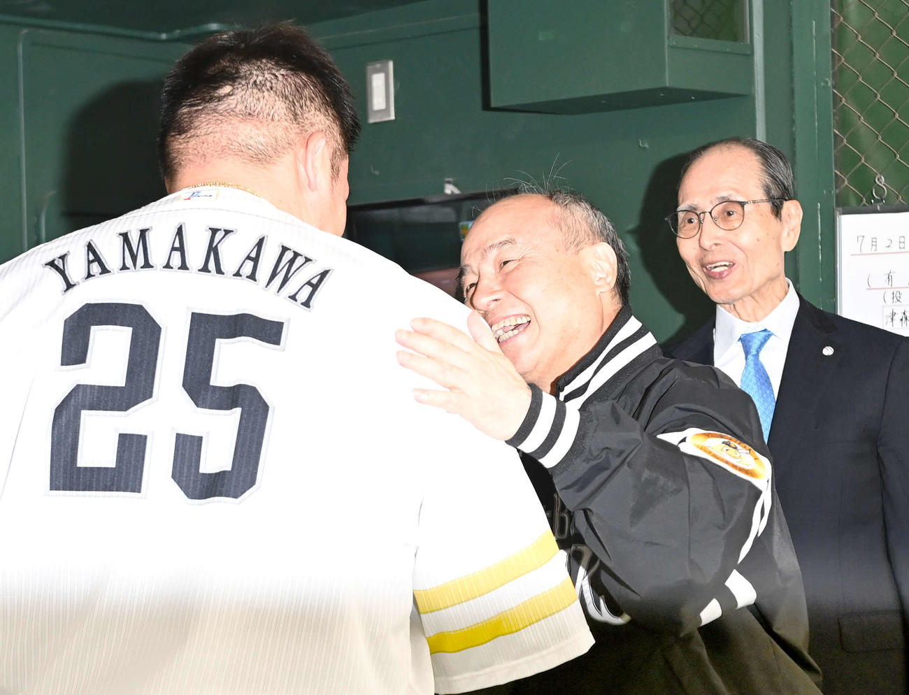 ソフトバンク対西武　西武に勝利し決勝本塁打を放った山川を迎えるソフトバンク孫オーナー。右は王会長（撮影・たえ見朱実）