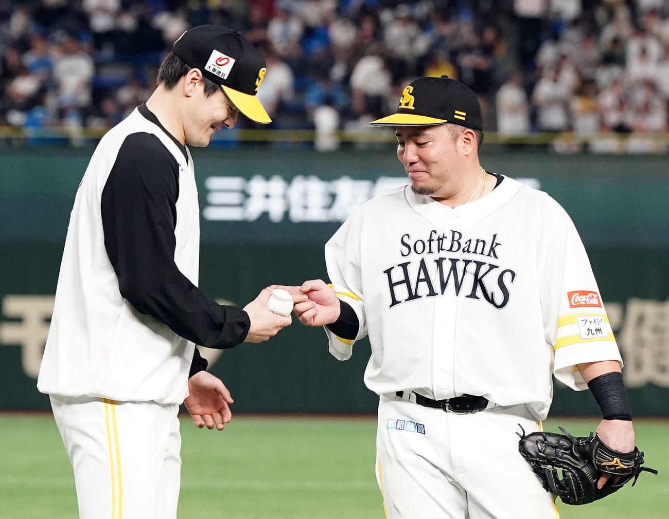 ソフトバンク対西武　今季8勝目を飾り山川（右）からウイニングボールをもらうソフトバンク有原（撮影・たえ見朱実）