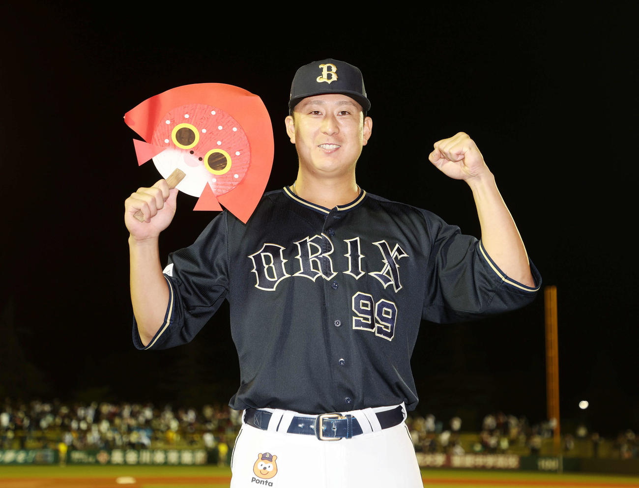 楽天対オリックス　金魚ねぷたのうちわを手にガッツポーズするオリックス杉本（撮影・鈴木正人）