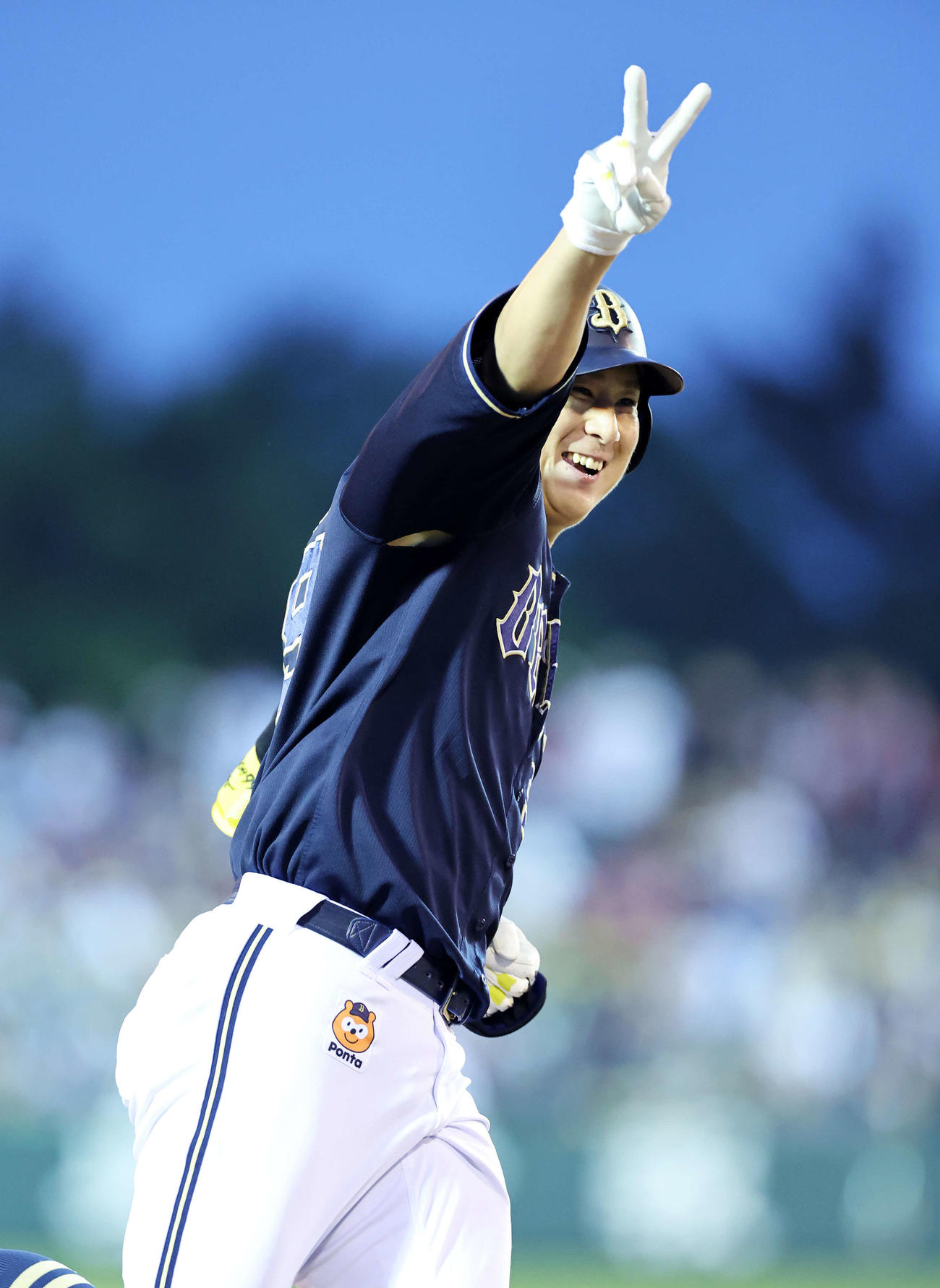 楽天対オリックス　5回表オリックス杉本は左中間3点本塁打を放ちポーズを決める（撮影・鈴木正人）