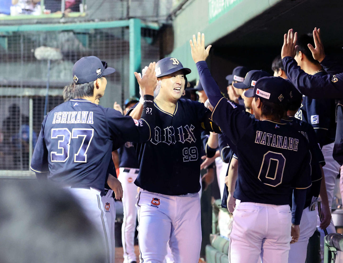 楽天対オリックス　5回表オリックス杉本（中央）は左中間3点本塁打を放ちベンチ前で笑顔を見せる（撮影・鈴木正人）