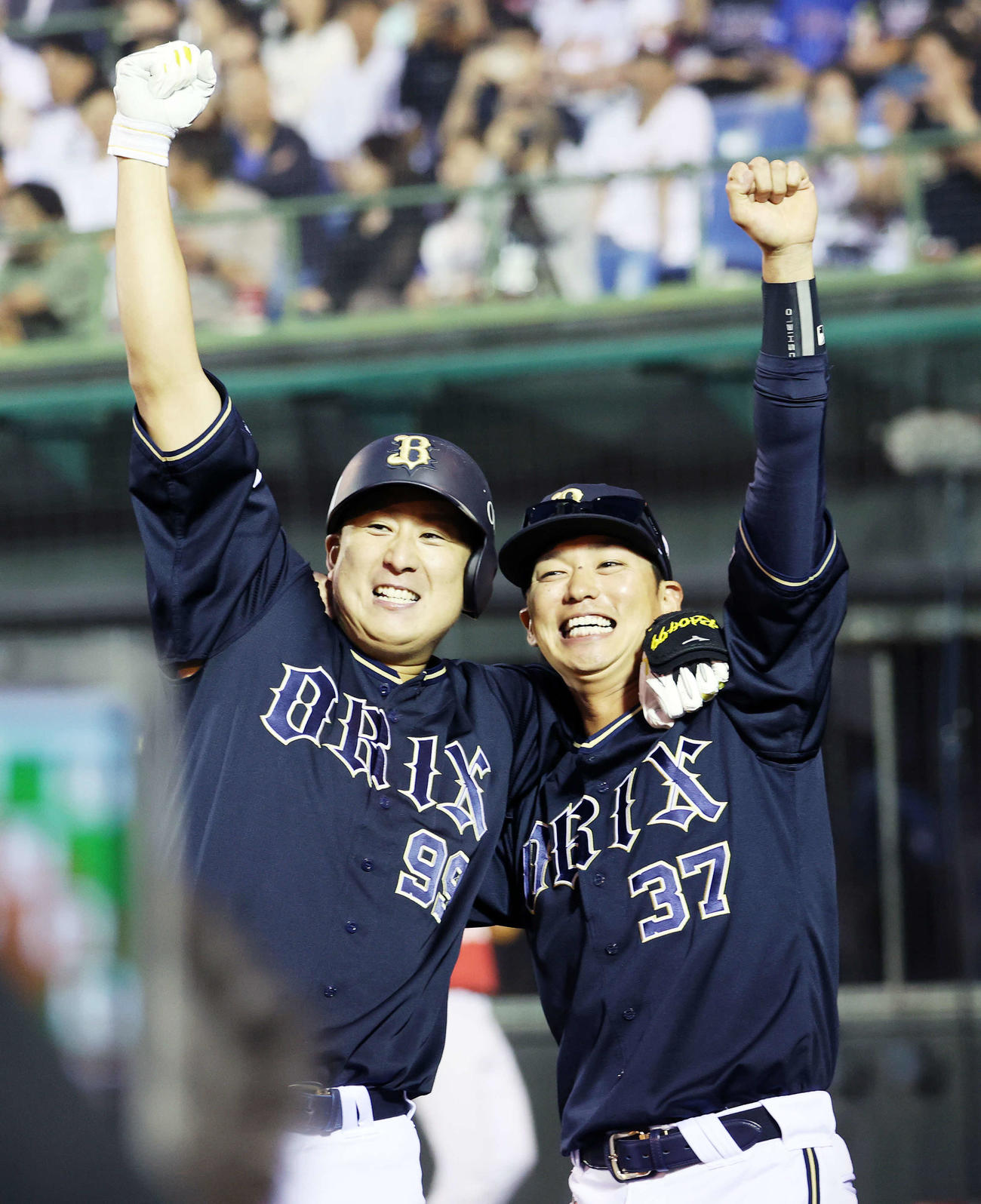 楽天対オリックス　5回表オリックス杉本（左）は左中間3点本塁打を放ち石川と昇天ポーズ（撮影・鈴木正人）