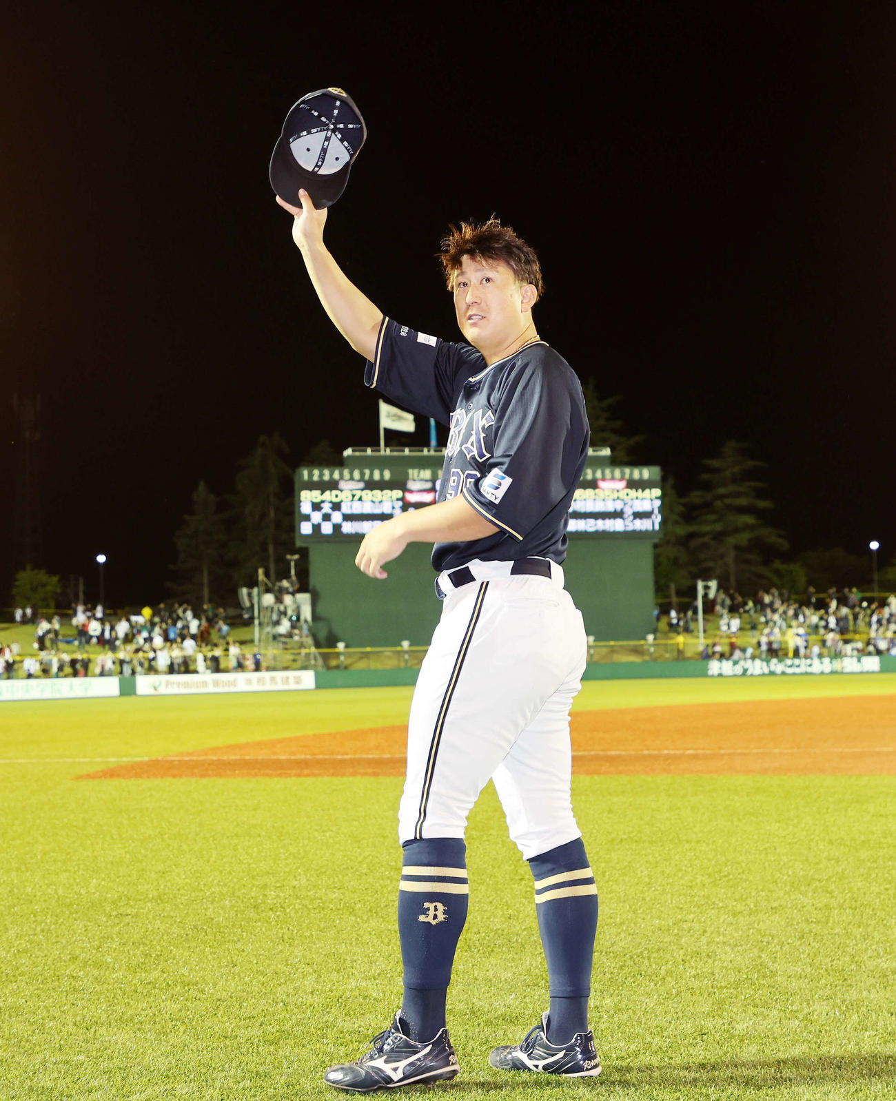 楽天対オリックス　ファンに手を振るオリックス杉本（撮影・鈴木正人）
