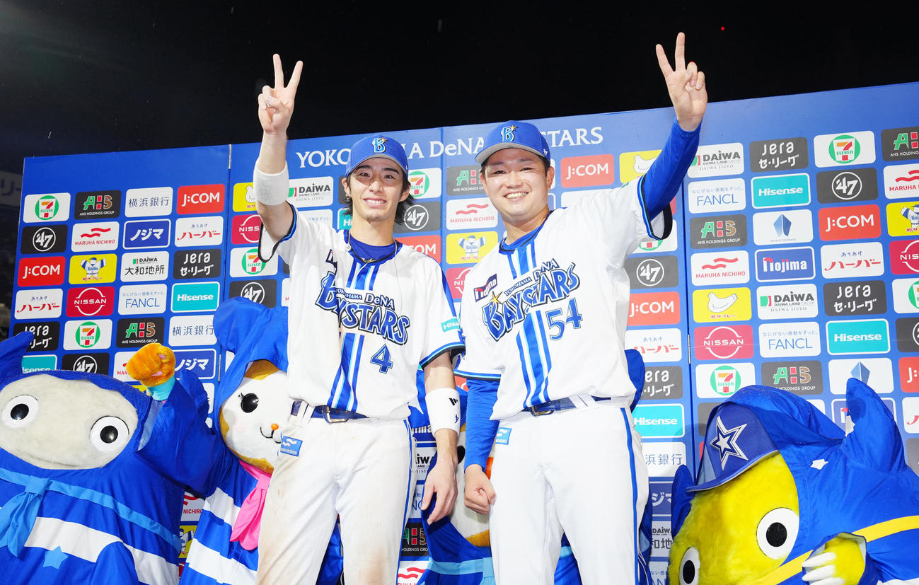 DeNA対ヤクルト　試合後、お立ち台でポーズを決めるDeNA度会（左）と石田裕（撮影・江口和貴）
