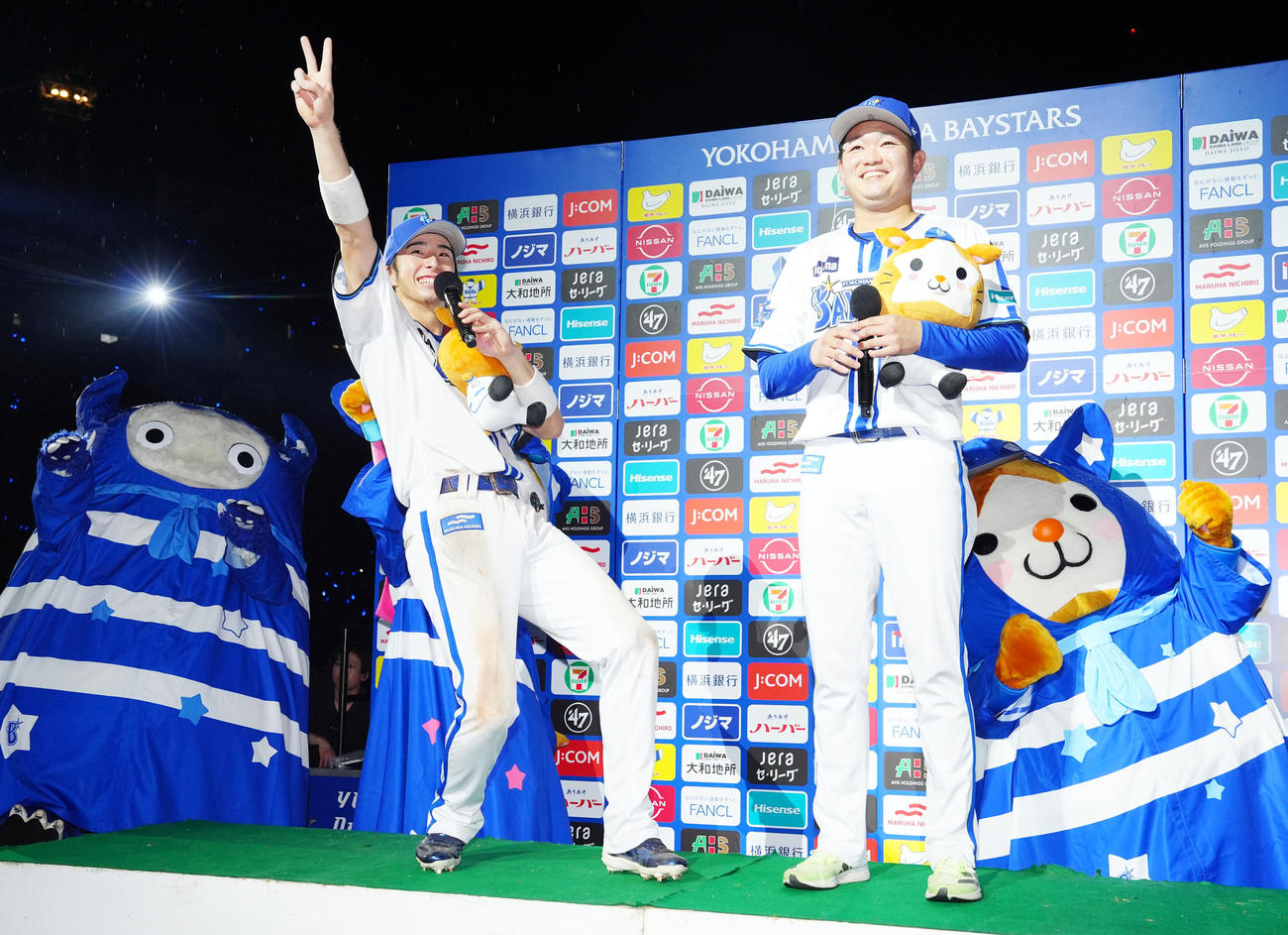 DeNA対ヤクルト　試合後、お立ち台でポーズを決めるDeNA度会（左）。右は石田裕（撮影・江口和貴）