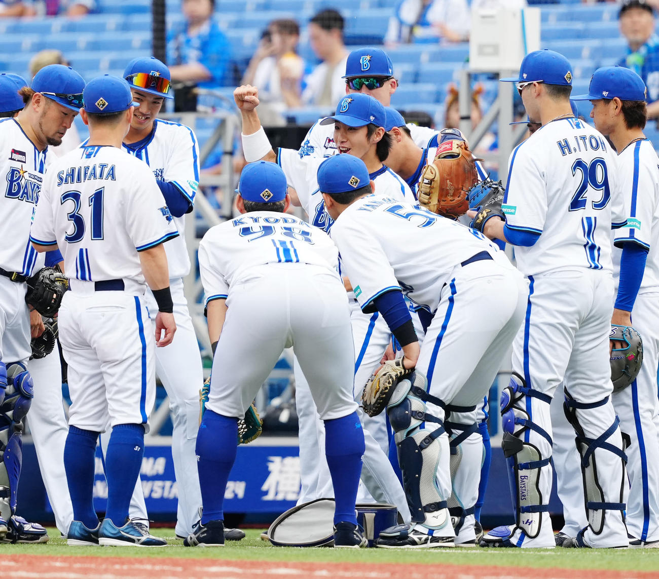 DeNA対ヤクルト　試合前、円陣で声出しするDeNA度会（中央）（撮影・江口和貴）