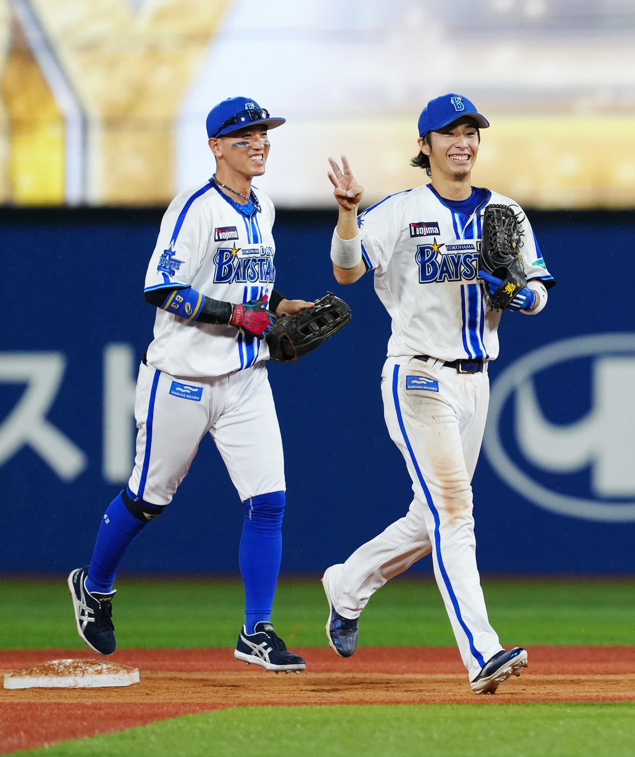 DeNA対ヤクルト　試合後、笑顔を見せるDeNA度会（右）と関根（撮影・江口和貴）