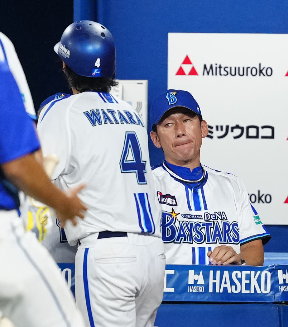 DeNA対ヤクルト　4回裏DeNA2死満塁、佐野の2点適時二塁打で生還した度会（左）とタッチを交わす三浦監督（撮影・江口和貴）