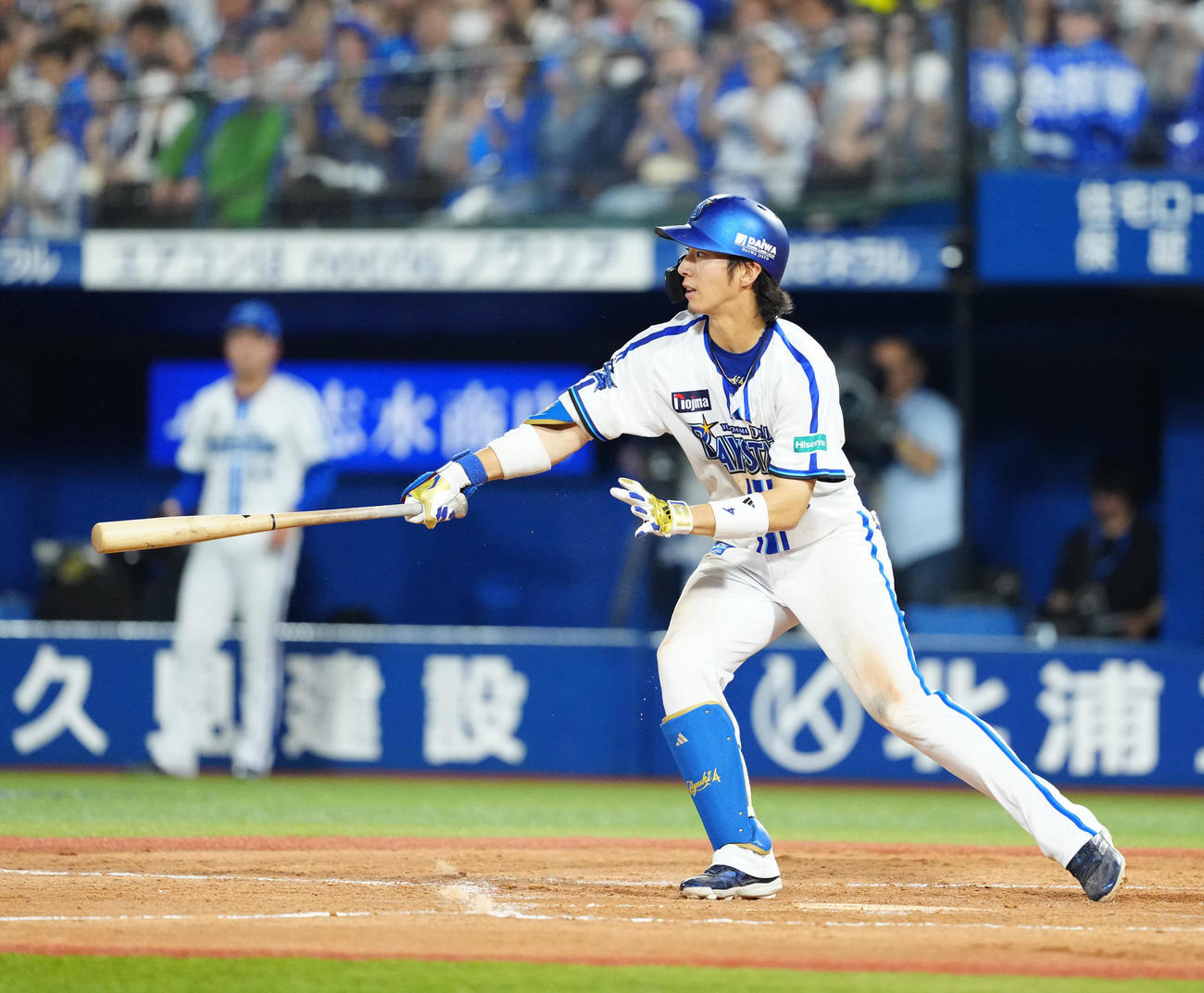 DeNA対ヤクルト　4回裏DeNA1死一、二塁、適時打を放つ度会（撮影・江口和貴）