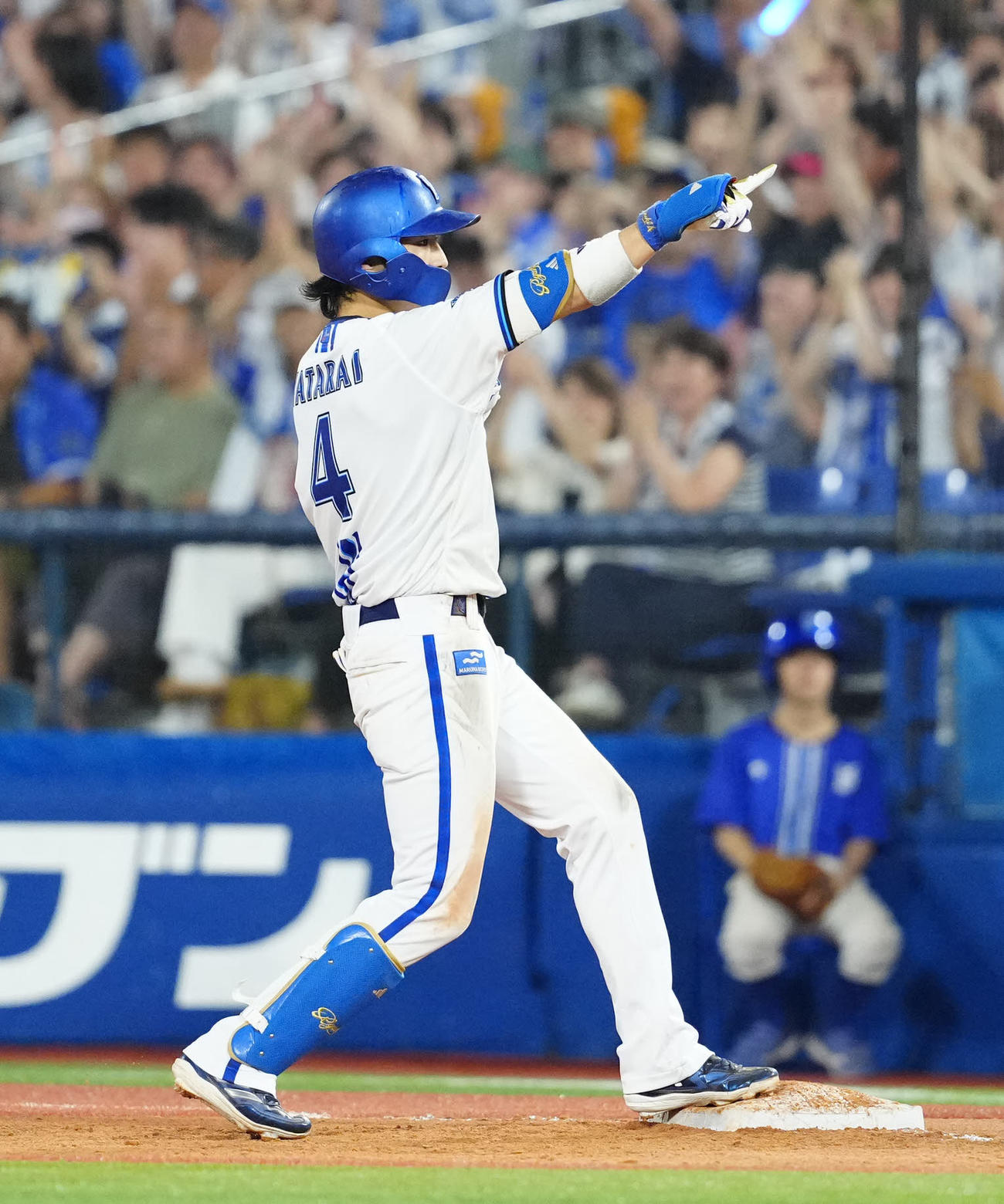 DeNA対ヤクルト　4回裏DeNA1死一、二塁、適時打を放った度会（撮影・江口和貴）