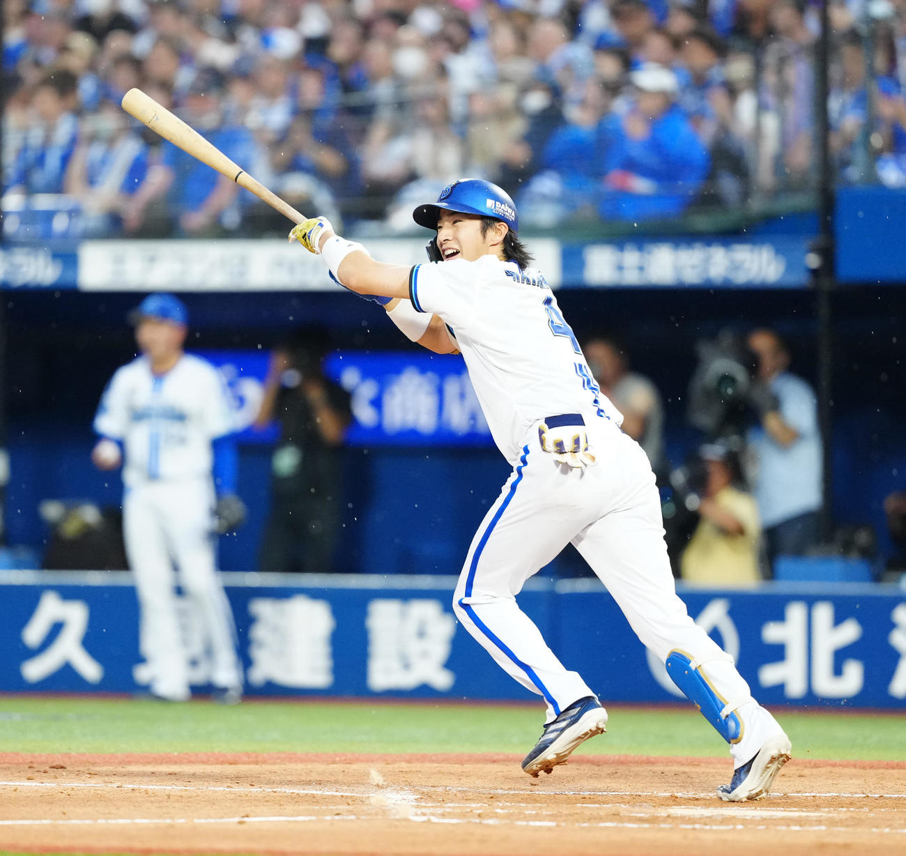 DeNA対ヤクルト　2回裏DeNA2死満塁、先制2点適時二塁打を放つ度会（撮影・江口和貴）