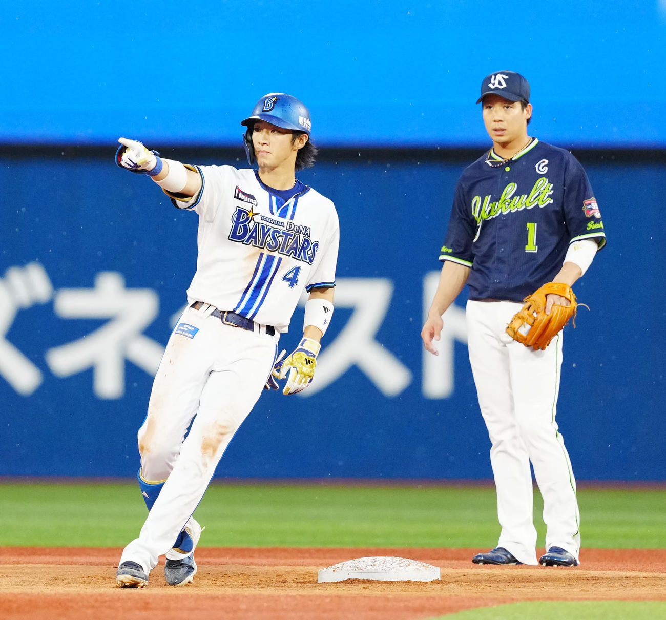 DeNA対ヤクルト　2回裏DeNA2死満塁、先制2点適時二塁打を放った度会（左）。右は二塁手山田（撮影・江口和貴）