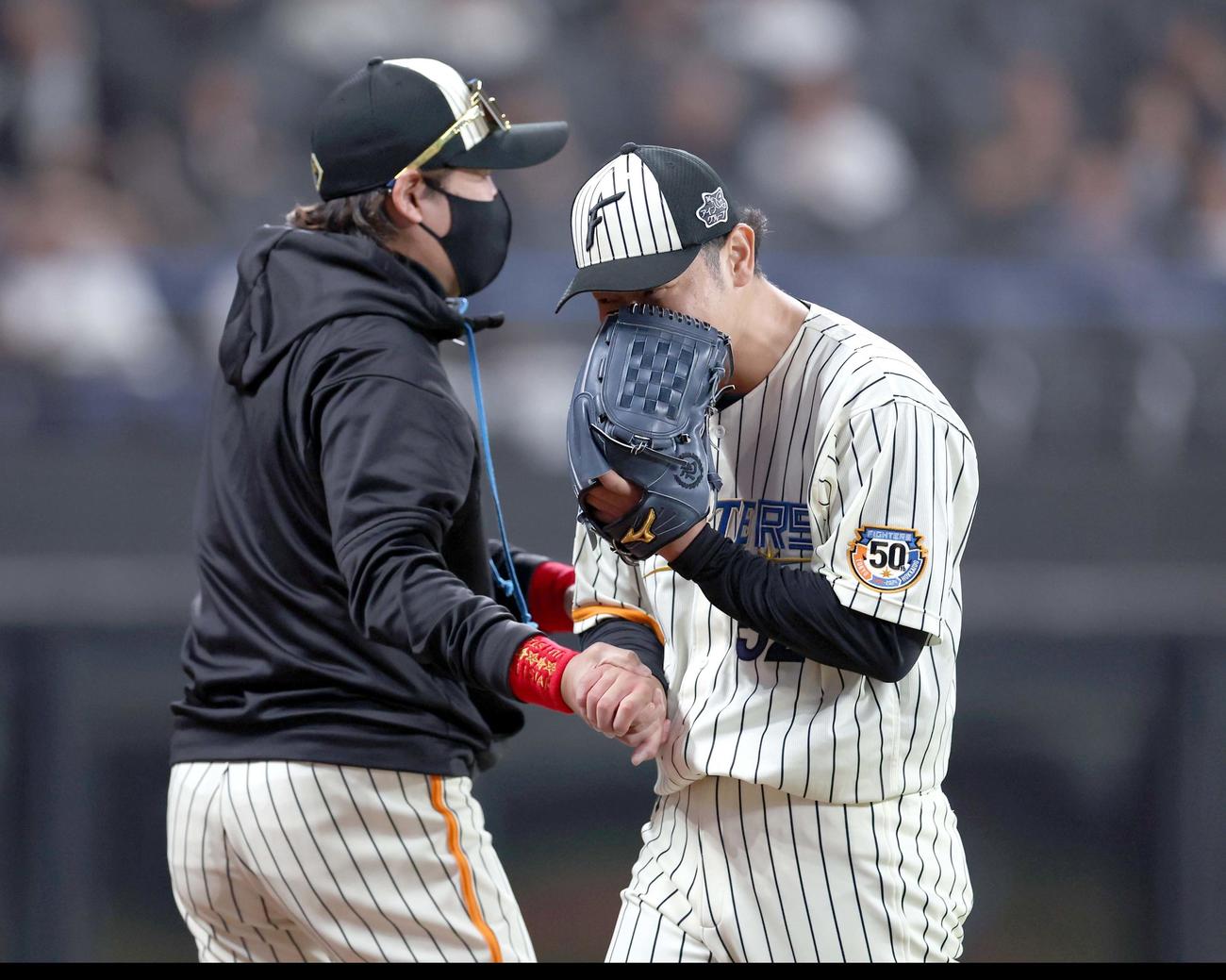 日本ハム対ロッテ　8回に登板し打者を3人で抑えた池田は新庄剛志に出迎えられ感極まる（撮影・黒川智章）