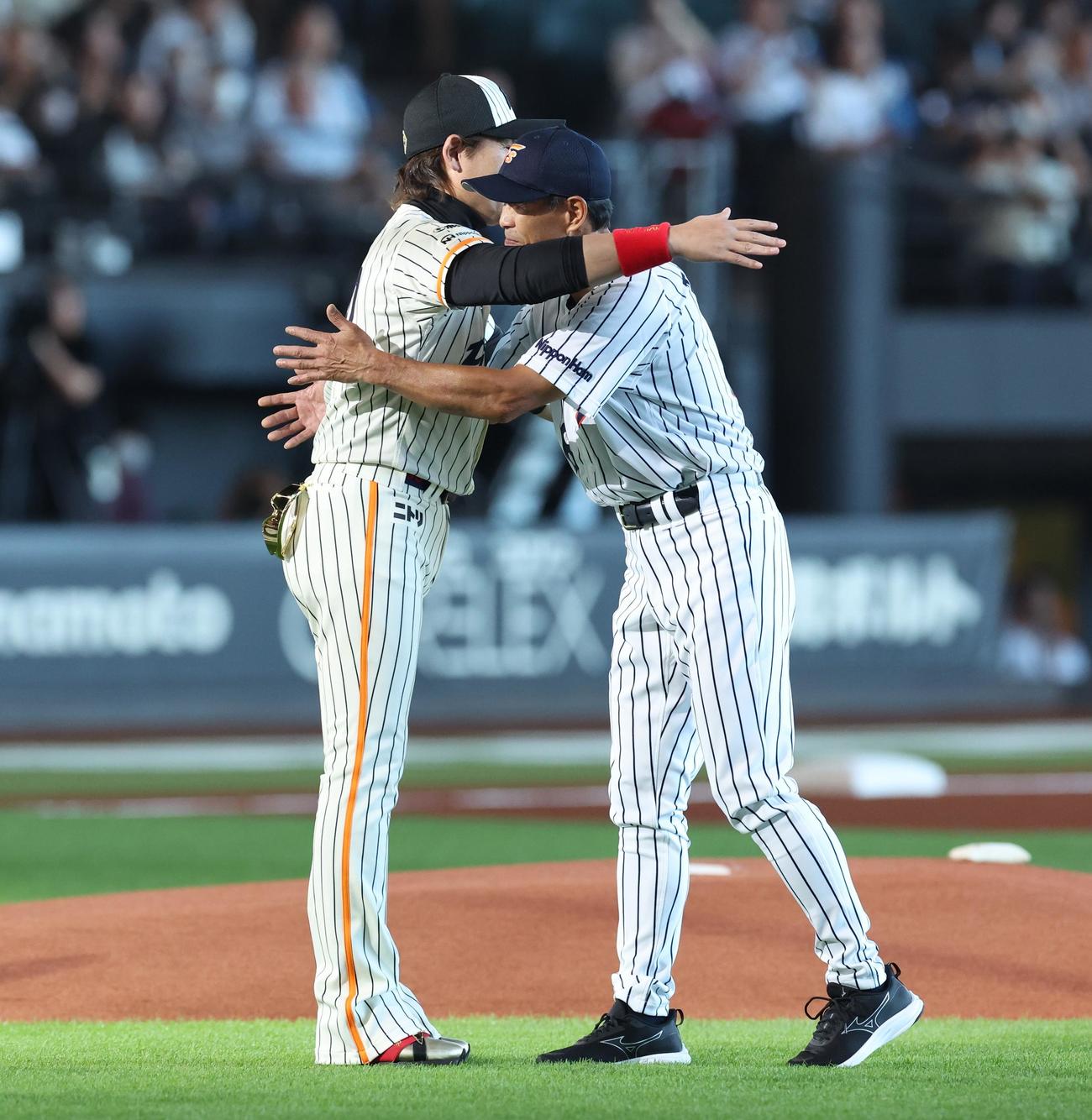 日本ハム対ロッテ　50周年セレモニーで田中幸雄氏と抱き合う新庄監督（撮影・黒川智章）