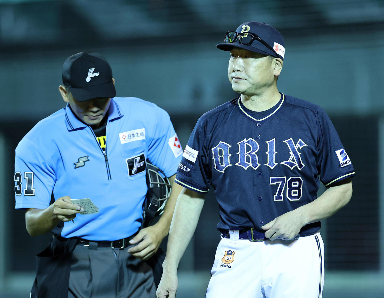 楽天対オリックス　8回裏、投手交代を告げるオリックス中嶋監督（撮影・鈴木正人）