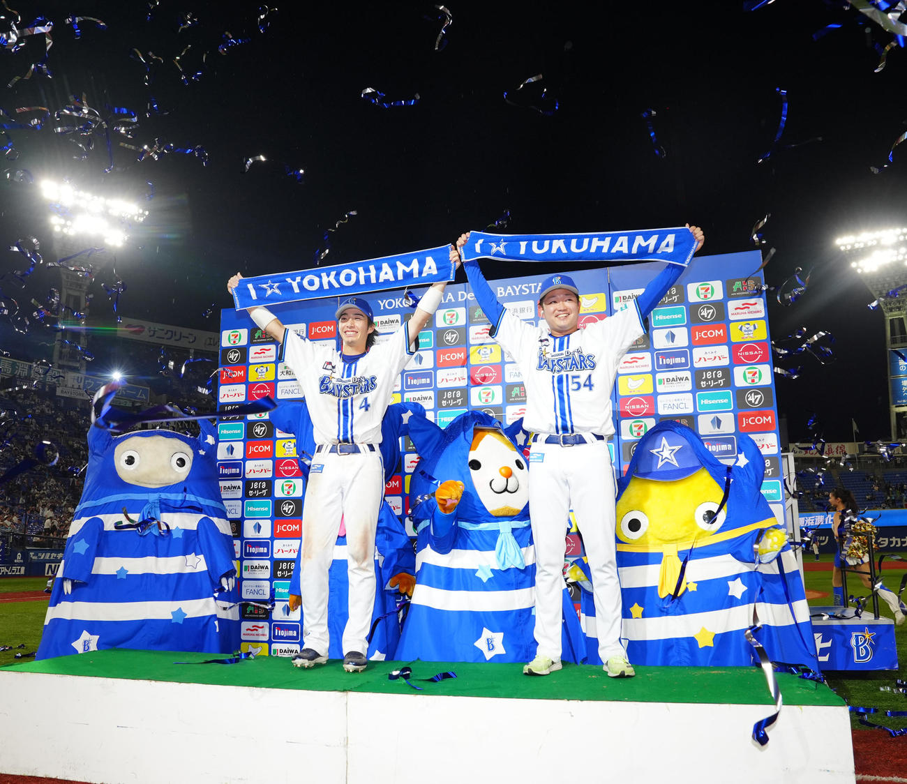 DeNA対ヤクルト　試合後、お立ち台に上がるDeNA度会（左）と石田裕（撮影・江口和貴）