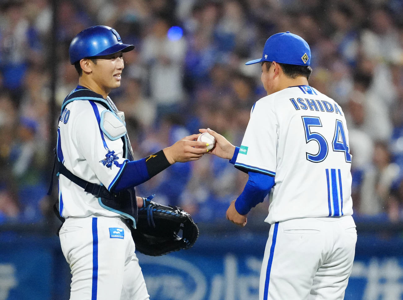 DeNA対ヤクルト　試合後、DeNA捕手山本（左）から勝利球を受け取る石田裕（撮影・江口和貴）