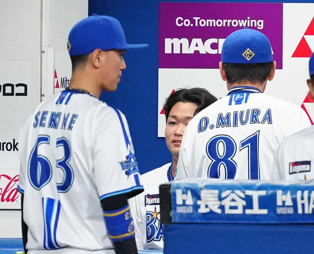 DeNA対ヤクルト　5回表終了後、DeNA三浦監督（右）から言葉をかけられる先発石田裕（中央）（撮影・江口和貴）