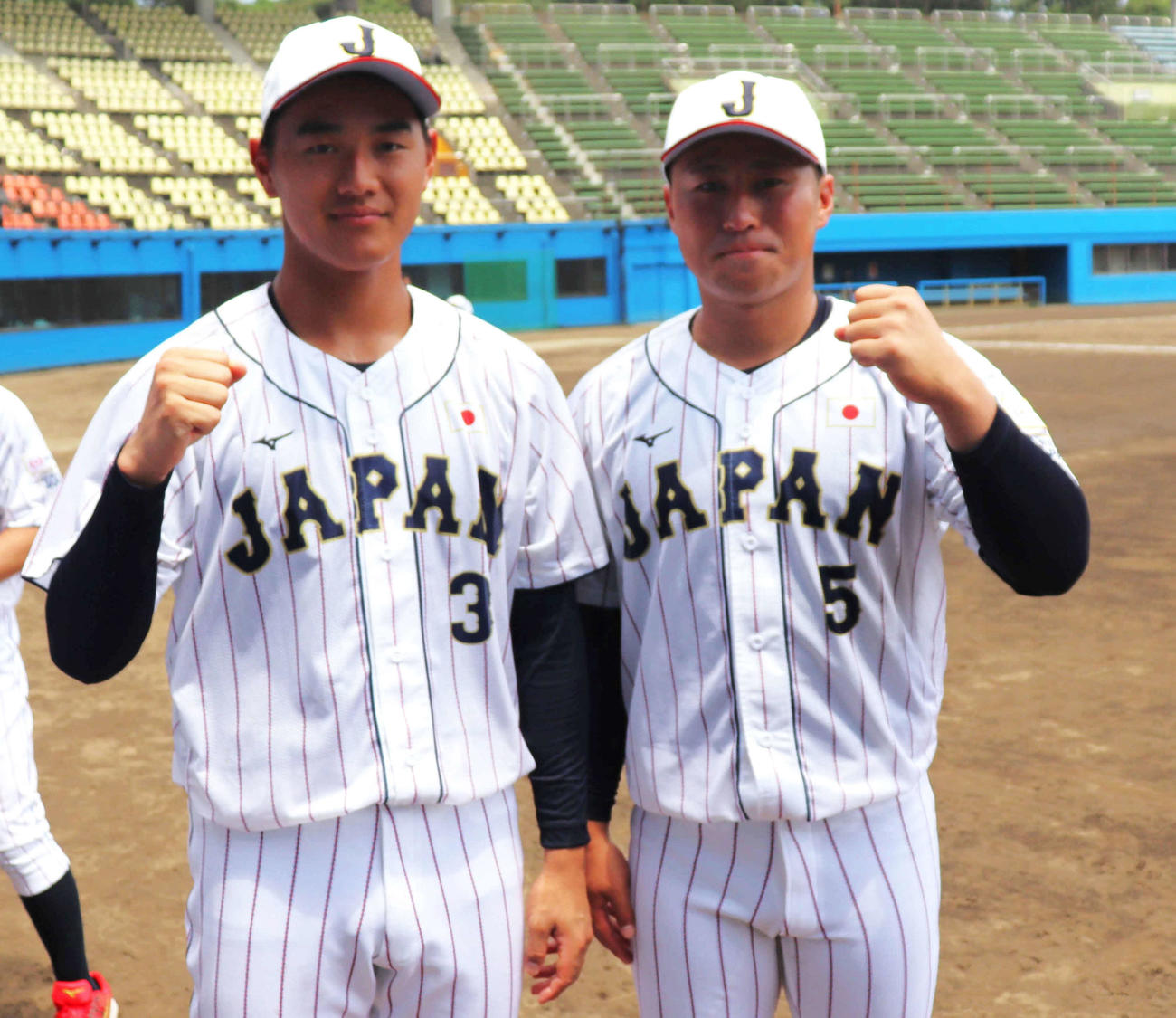 侍ジャパン大学代表選手選考合宿、最終日。クリーンアップ候補の青学大・西川（左）と大商大・渡部（撮影・保坂淑子）