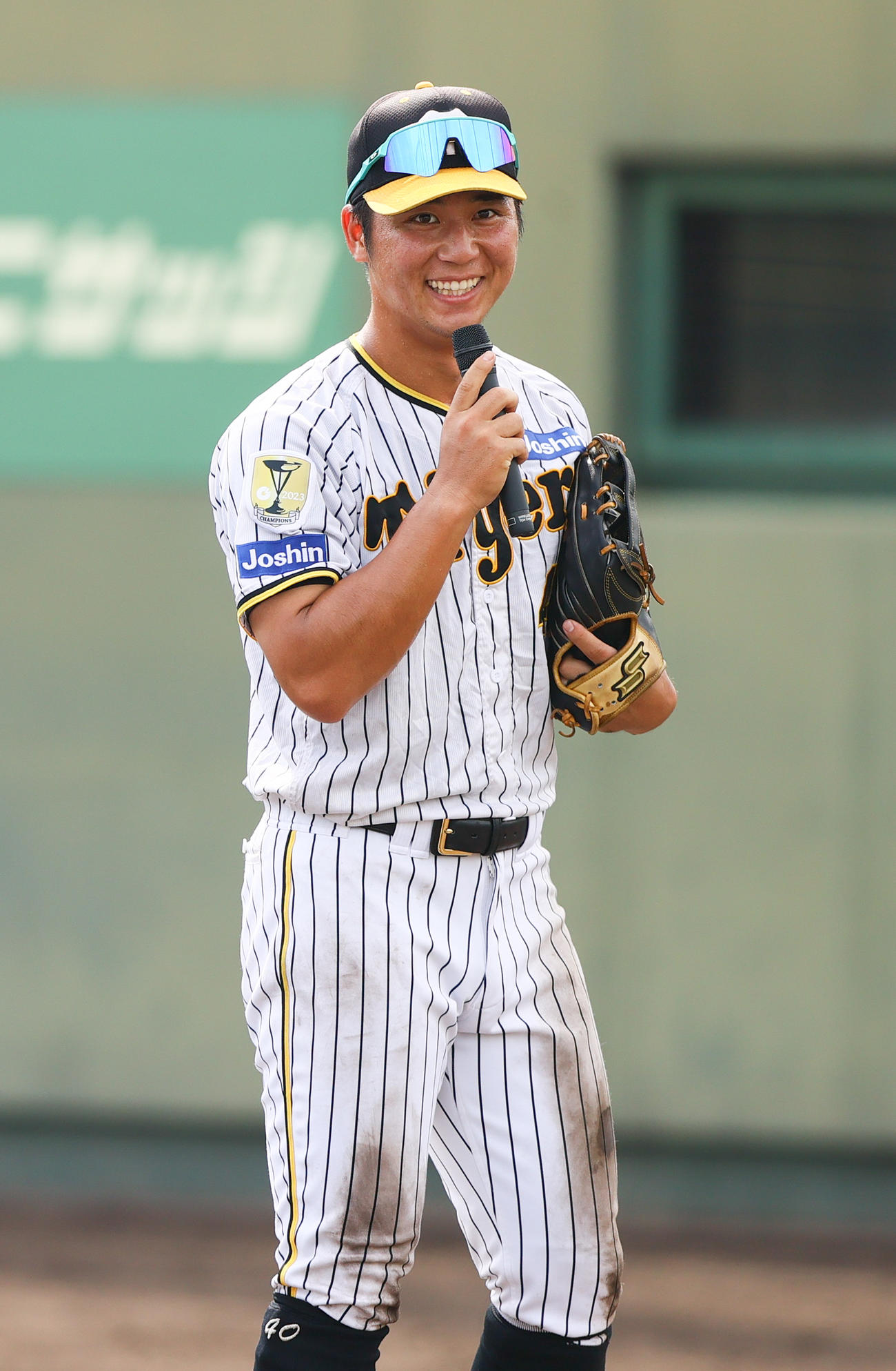 ウエスタン・リーグ阪神対中日　4安打2打点の阪神井坪は試合後スタンドのファンへあいさつする（撮影・上山淳一）