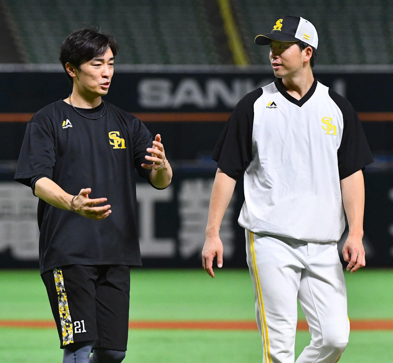 和田（左）と話す大関（撮影・岩下翔太）