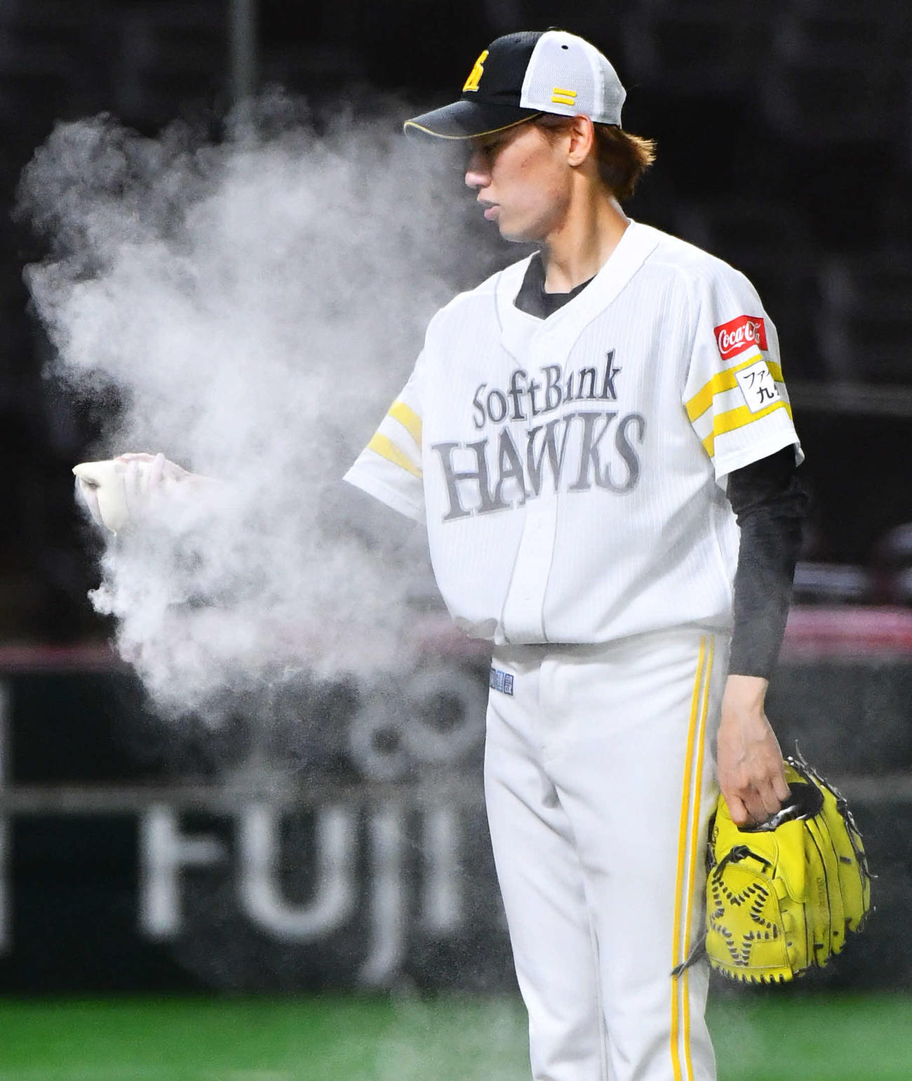 キャッチボールの前にロジンを手にする大津（撮影・岩下翔太）