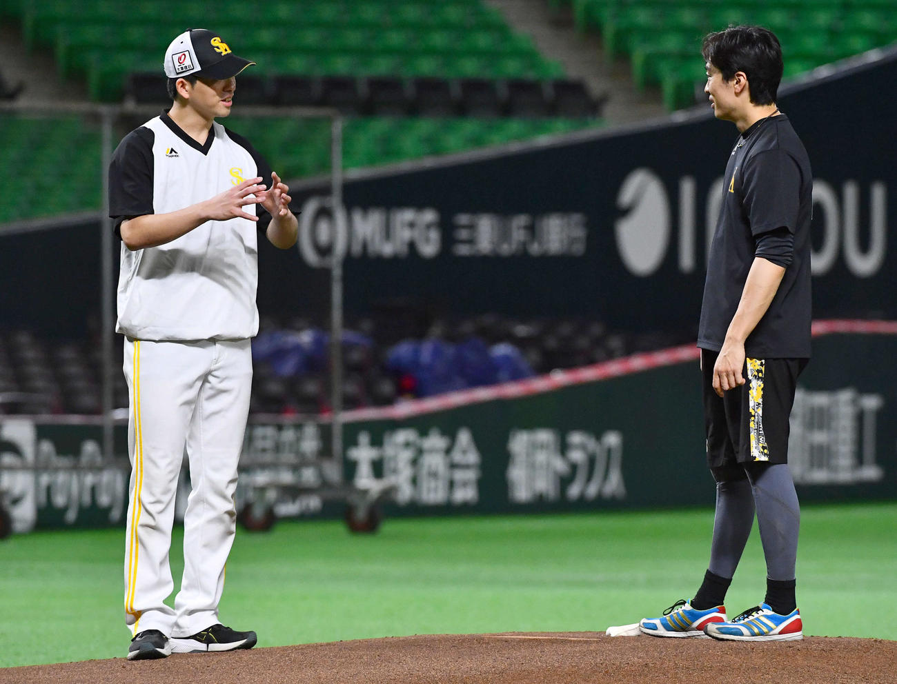 マウンドで和田（右）と話す大関（撮影・岩下翔太）