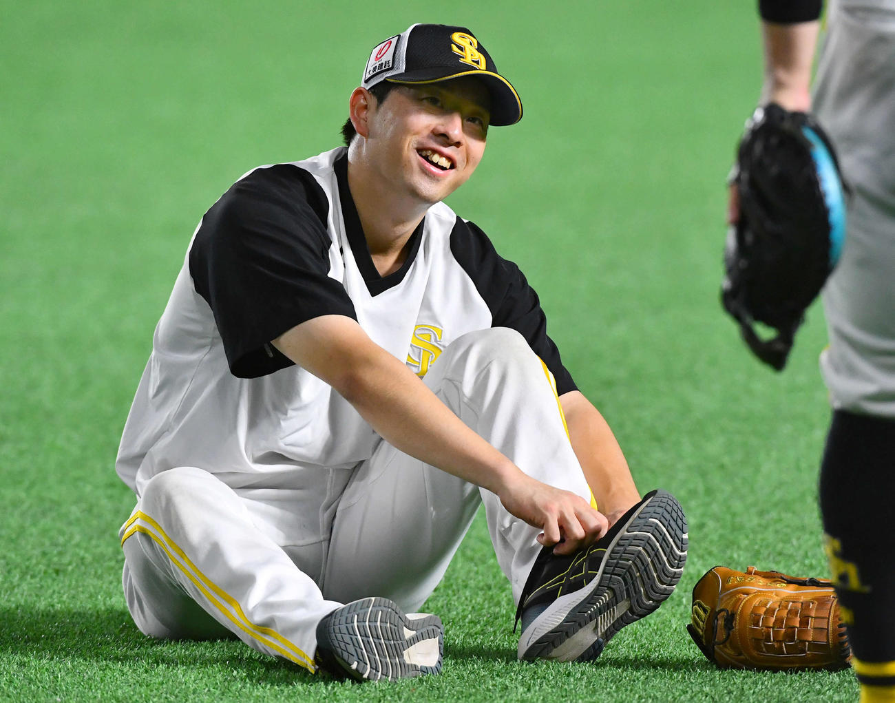 キャッチボールの前に談笑する大関（撮影・岩下翔太）
