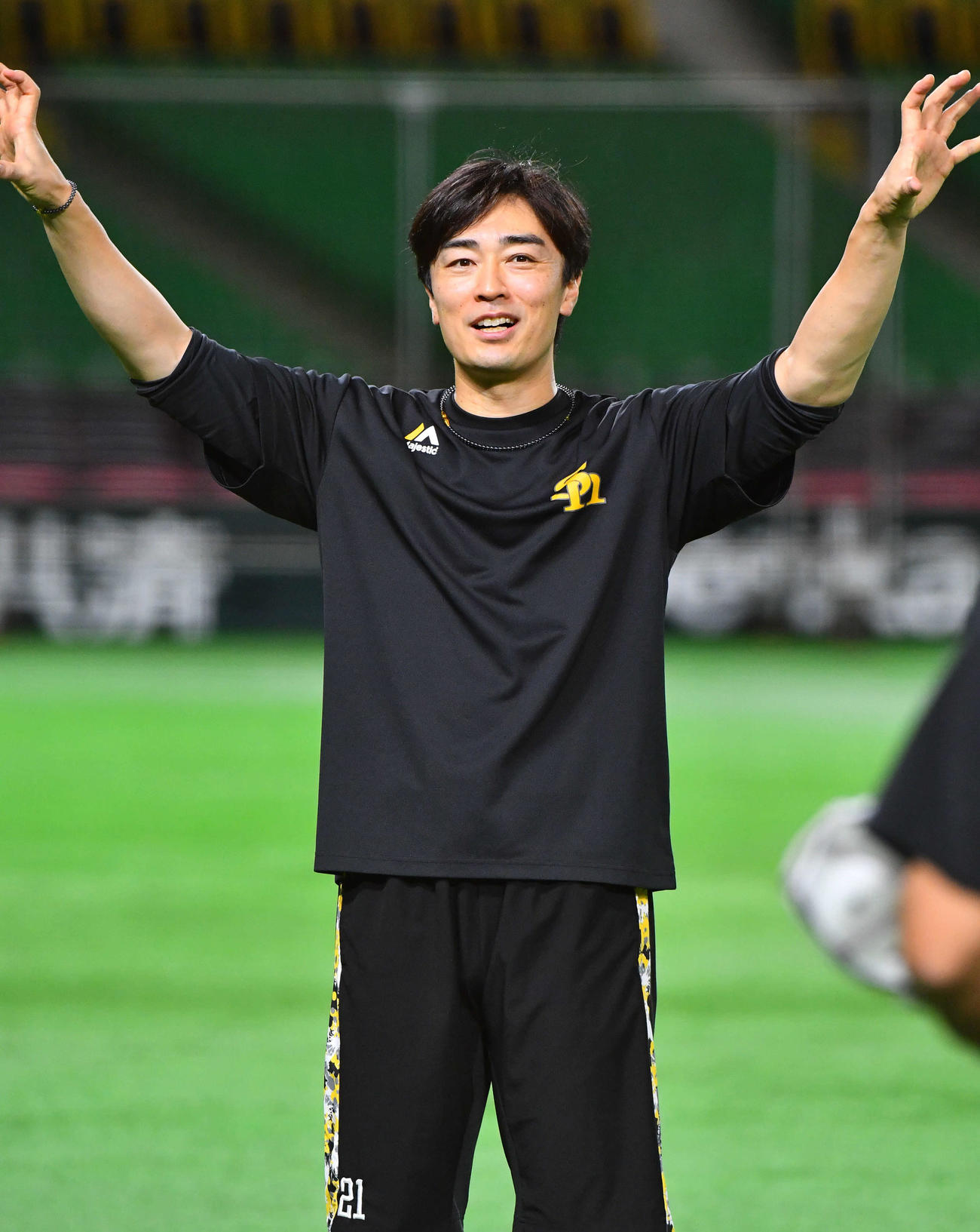 ウオーミングアップ中に談笑する和田（撮影・岩下翔太）