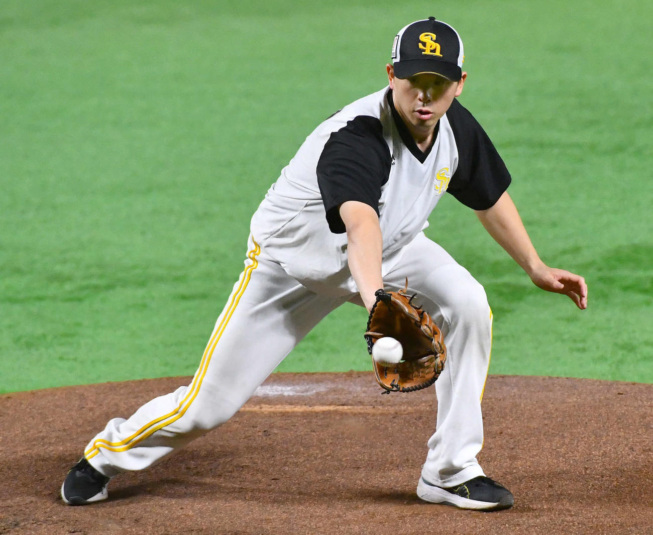 ノックを受ける大関（撮影・岩下翔太）