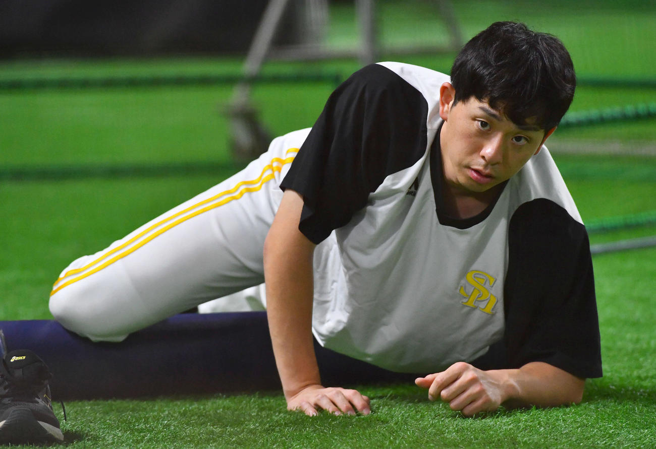 ストレッチを行う大関（撮影・岩下翔太）