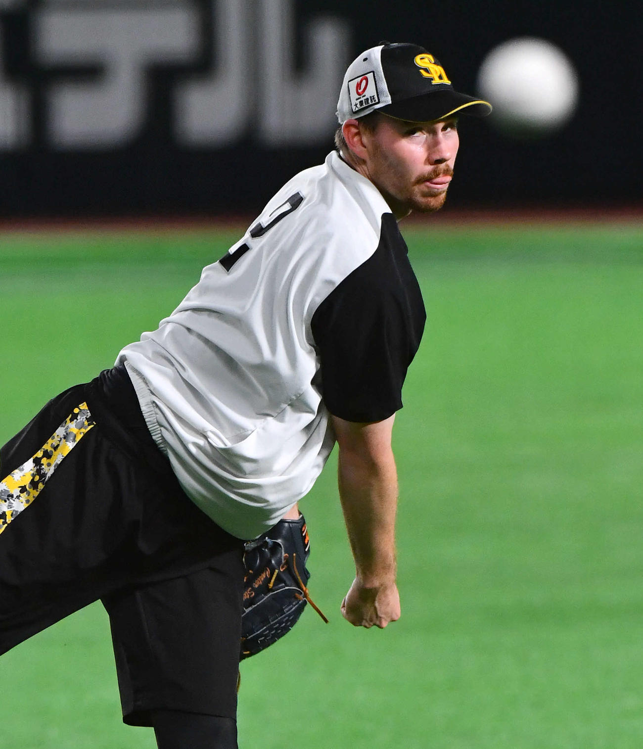 キャッチボールを行うスチュワート（撮影・岩下翔太）