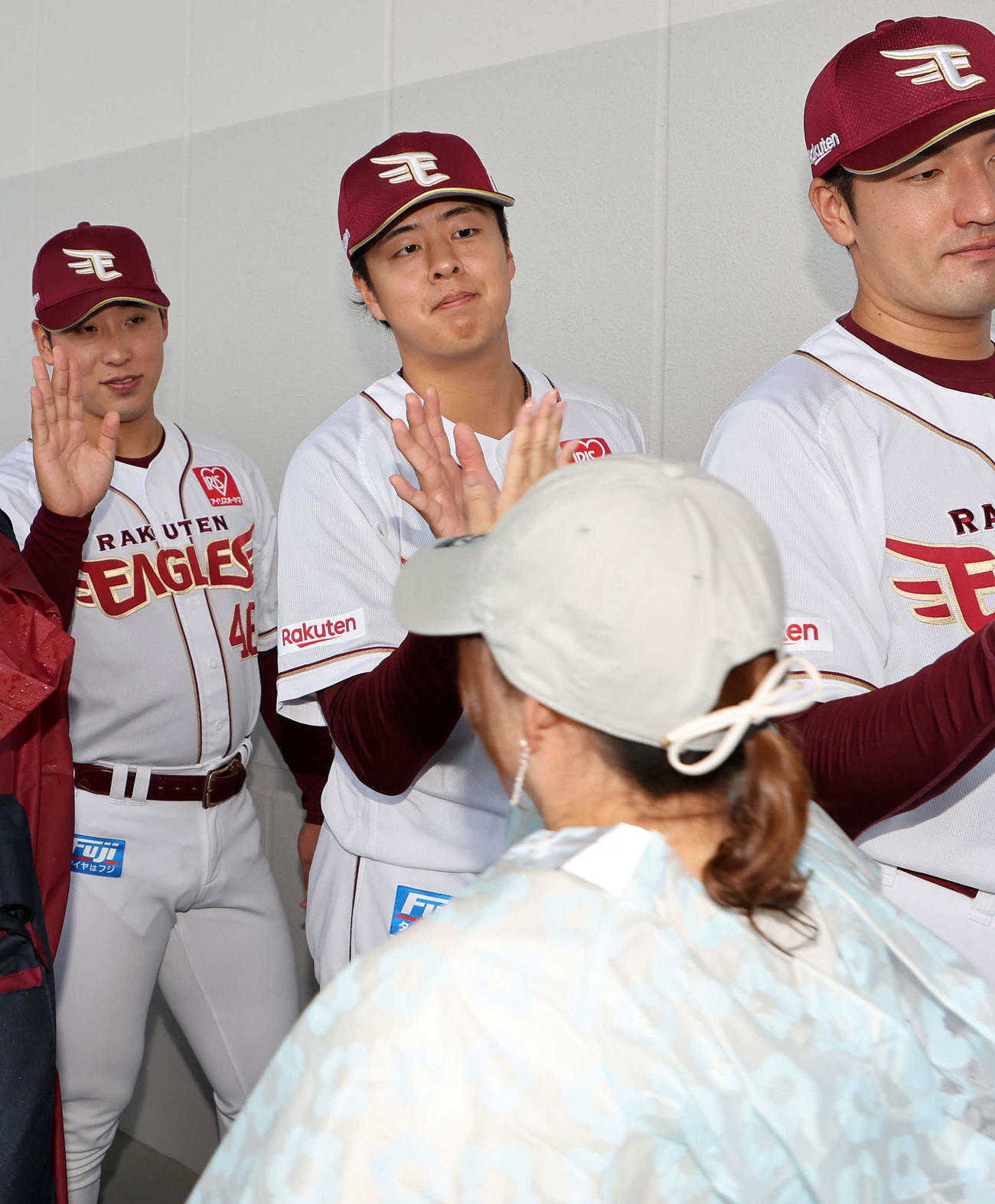 楽天対オリックス　雨天中止になりファンをタッチで見送る楽天松井（撮影・鈴木正人）
