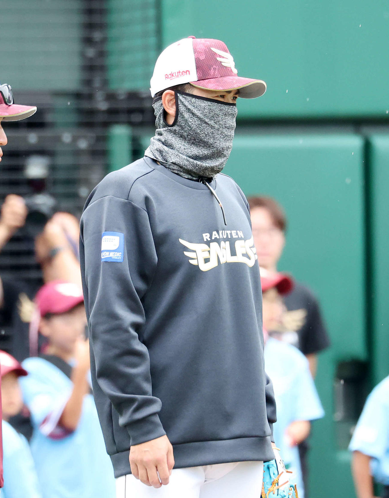 楽天対オリックス　練習を見つめる楽天今江監督（撮影・鈴木正人）