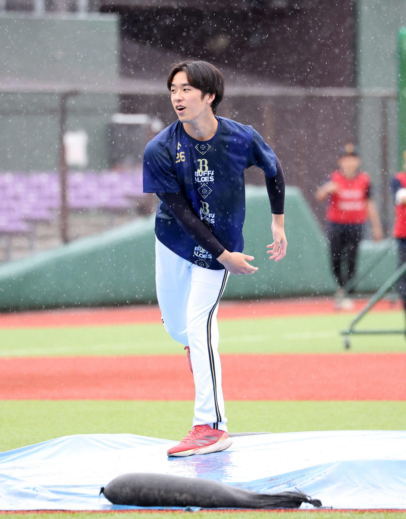 楽天対オリックス　マウンドを確かめるオリックス斎藤（撮影・鈴木正人）