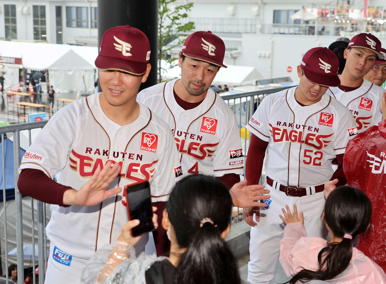 楽天対オリックス　雨天中止になりファンをタッチで見送る楽天阿部（左から2人目）（撮影・鈴木正人）
