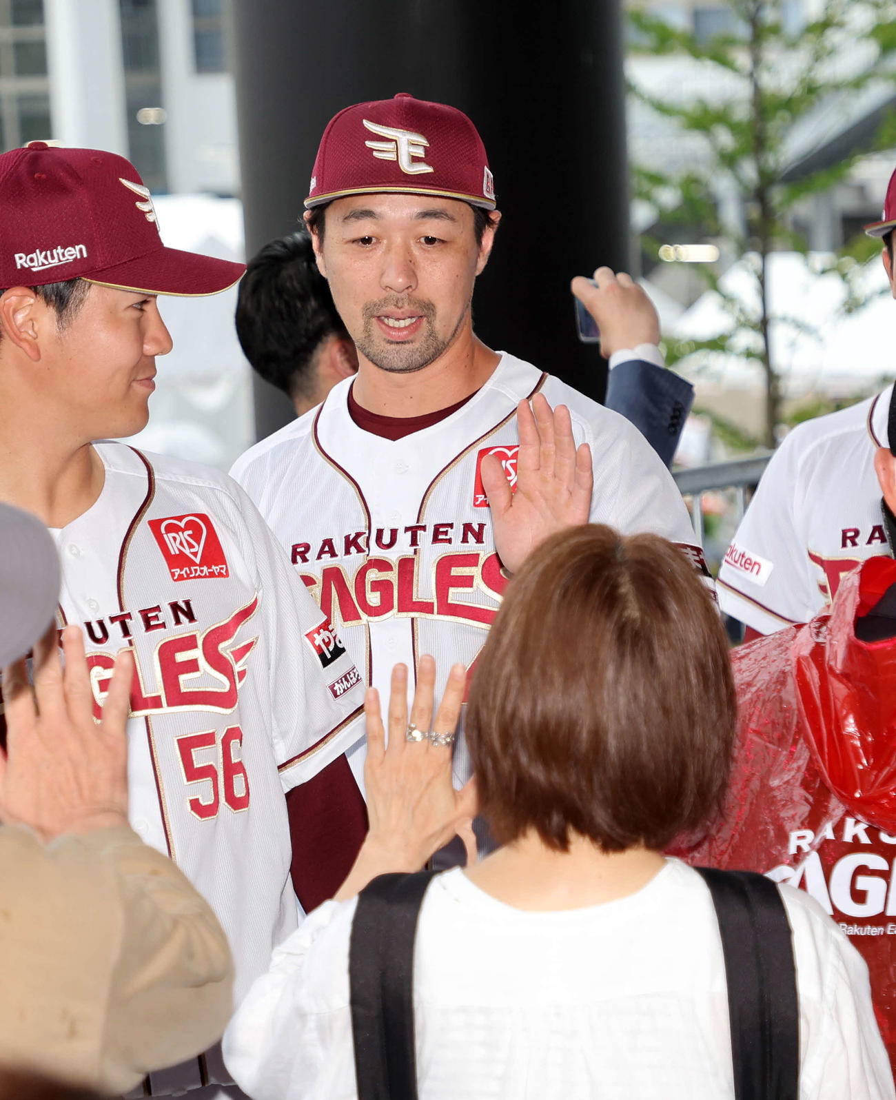 楽天対オリックス　雨天中止になりファンをタッチで見送る楽天阿部（撮影・鈴木正人）