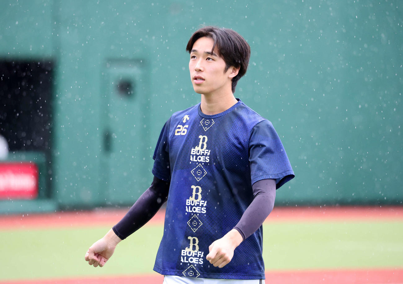 楽天対オリックス　マウンドを確かめ引き揚げるオリックス斎藤（撮影・鈴木正人）