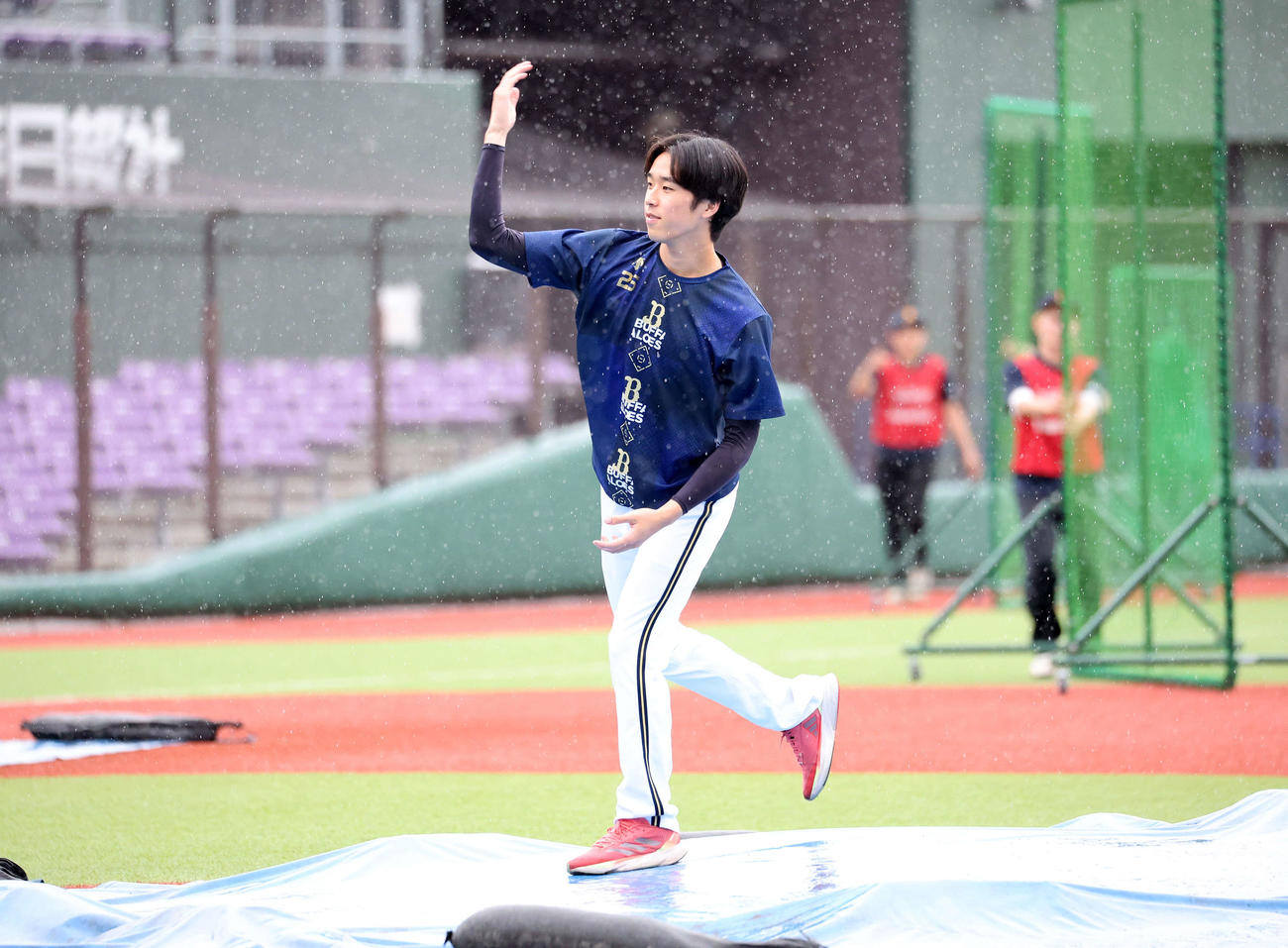 楽天対オリックス　マウンドを確かめるオリックス斎藤（撮影・鈴木正人）