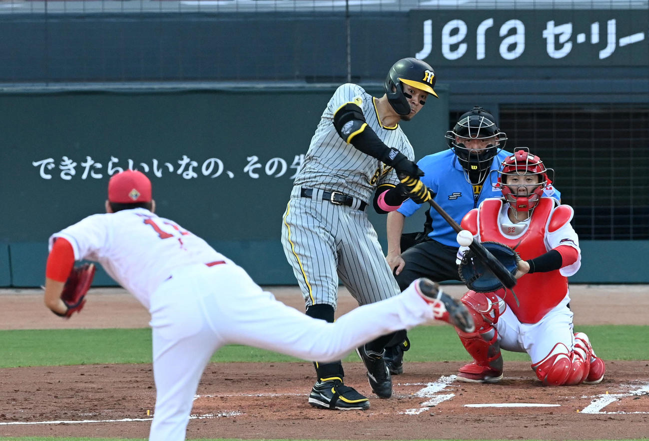広島対阪神　2回表阪神1死、佐藤輝は先制の右越え本塁打を放つ。投手九里（撮影・前岡正明）＝2024年7月3日（撮影・前岡正明）