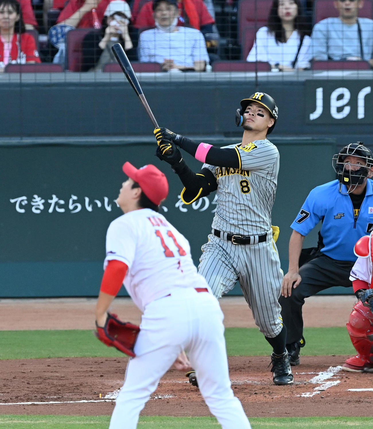 広島対阪神　2回表阪神1死、佐藤輝は先制の右越え本塁打を放つ。投手九里（撮影・前岡正明）＝2024年7月3日（撮影・前岡正明）