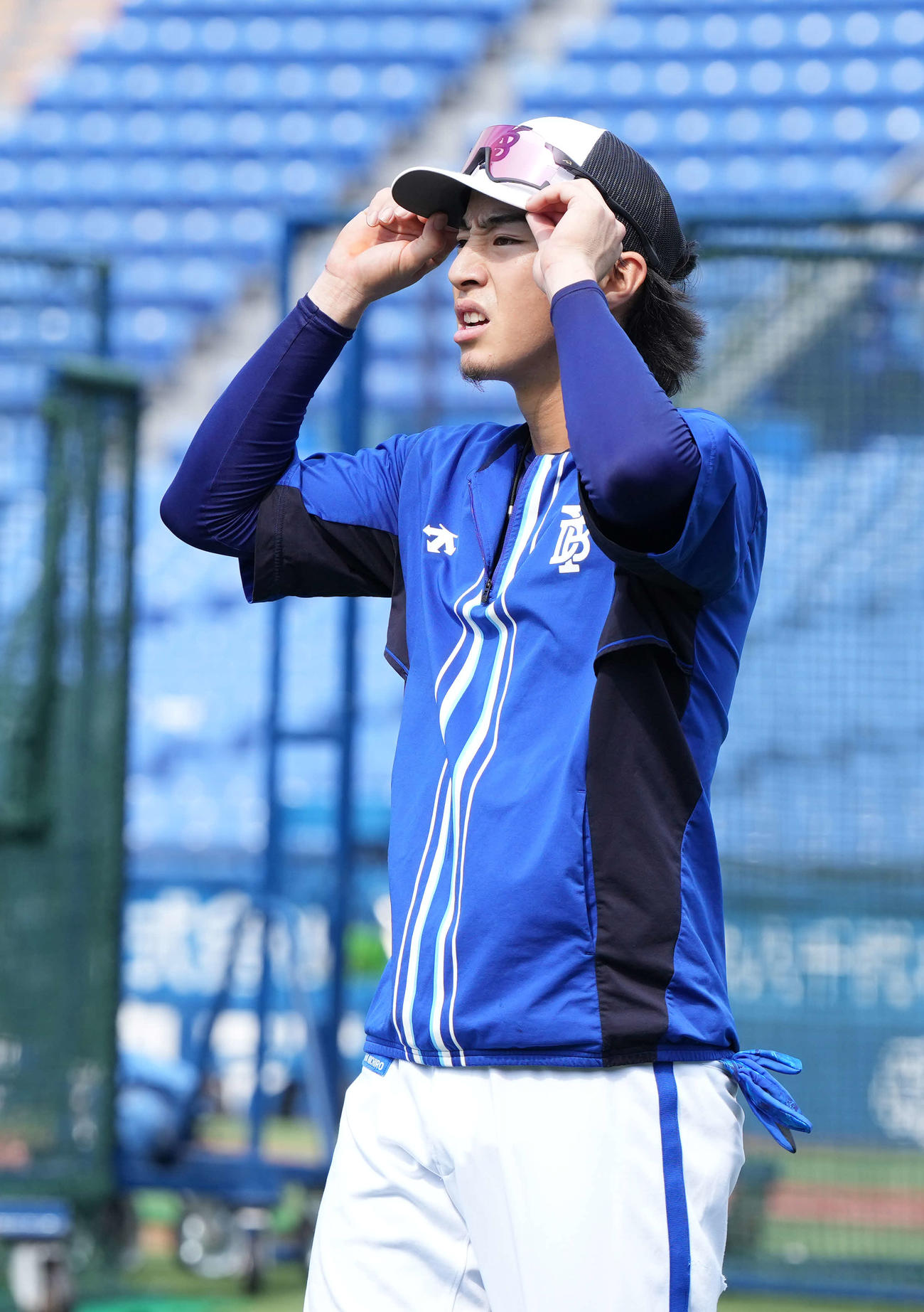 DeNA対ヤクルト　試合前の練習に臨むDeNA度会（撮影・小沢裕）