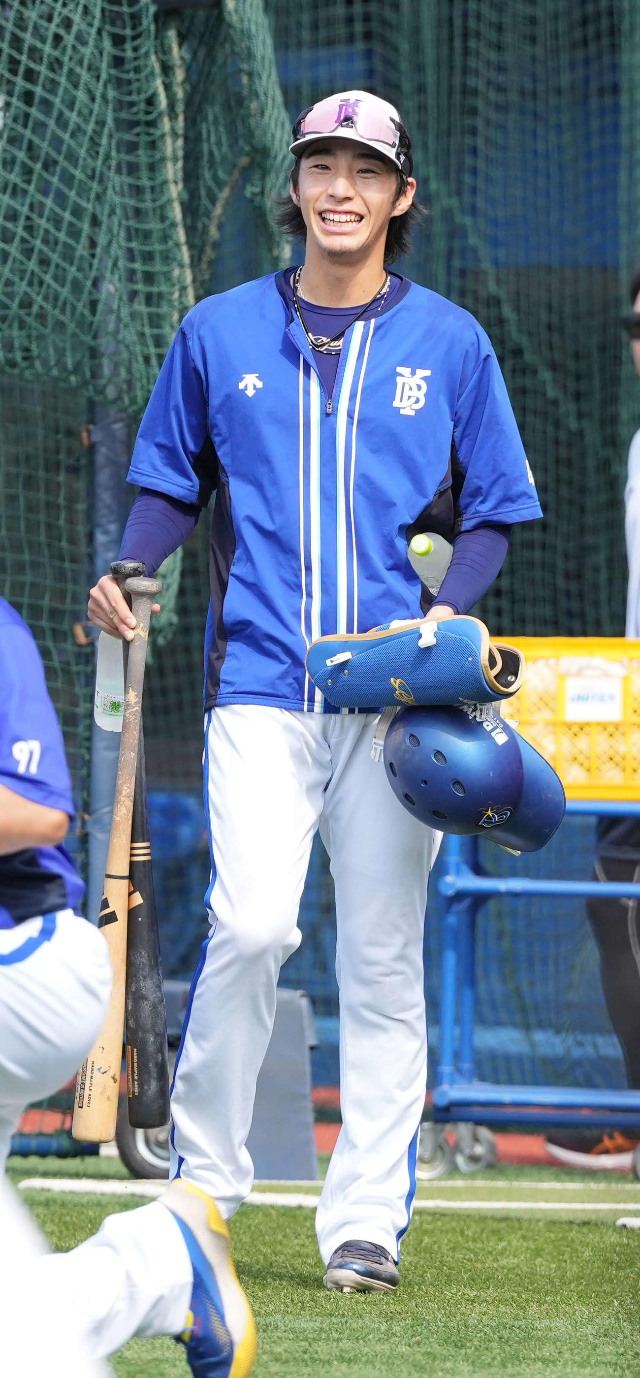 DeNA対ヤクルト　試合前の練習に臨むDeNA度会（撮影・小沢裕）
