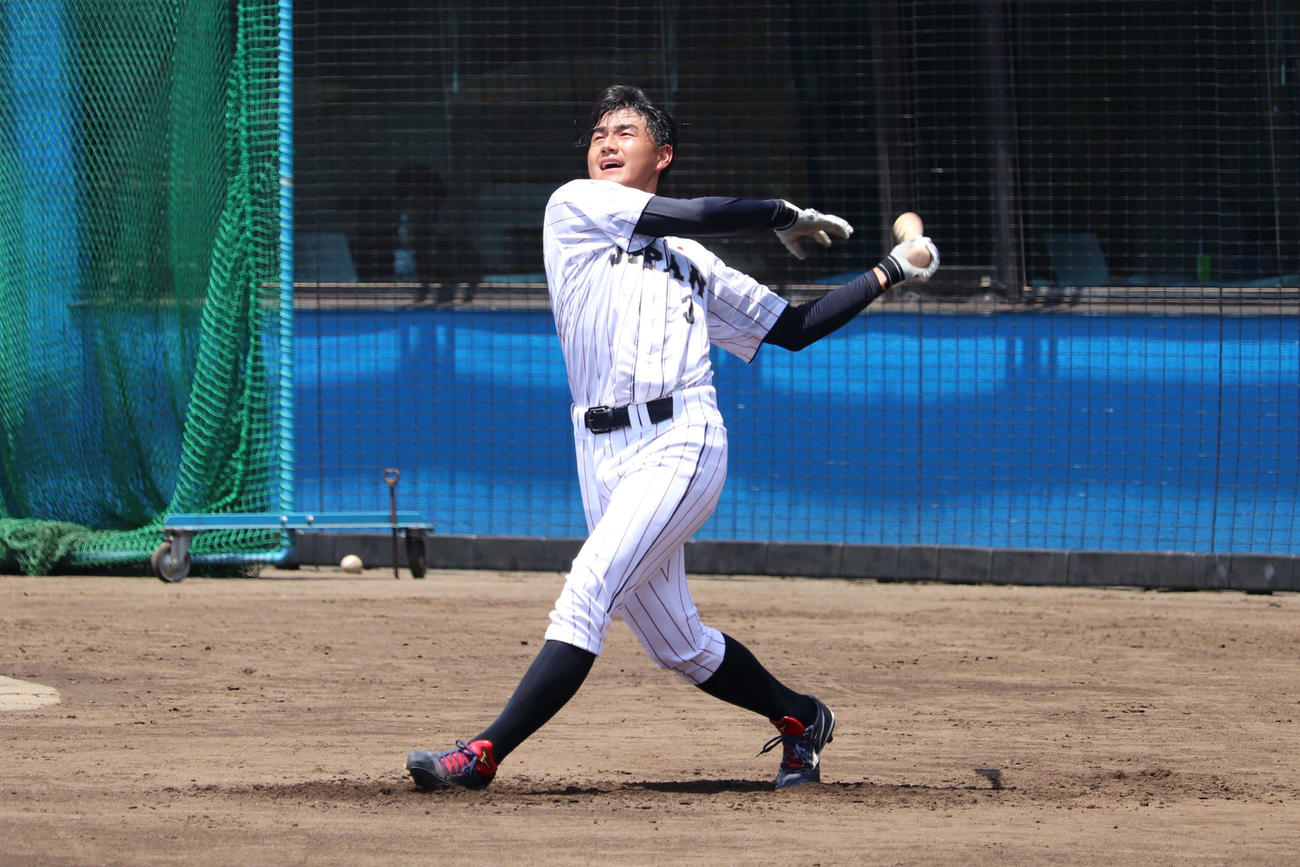侍ジャパン大学代表選手選考合宿、最終日。ロングティーで感覚をつかむ青学大・西川（撮影・保坂淑子）