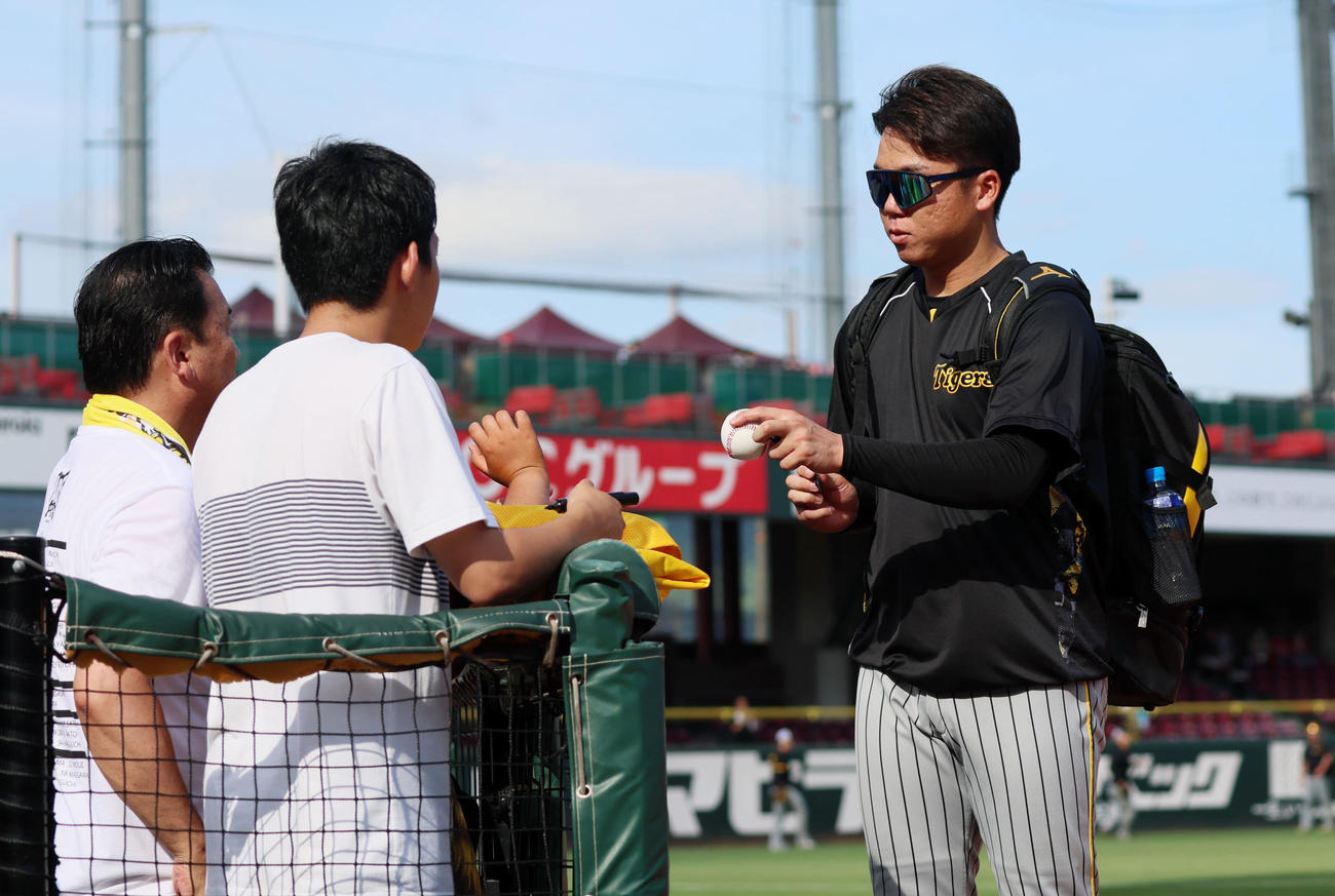 広島対阪神　練習を終えファンにサインする村上（撮影・加藤哉）