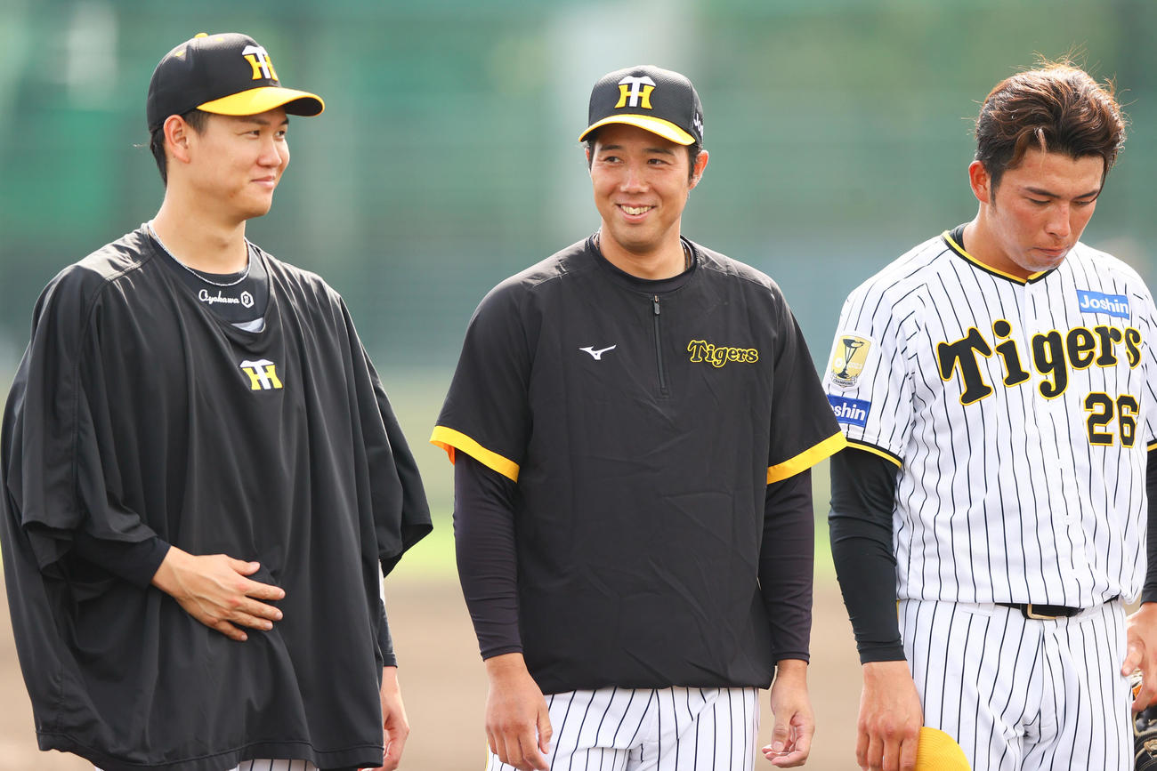 ウエスタン・リーグ阪神対中日　中日に勝利し笑顔を見せる阪神青柳（中央）。左は及川、右は椎葉（撮影・上山淳一）