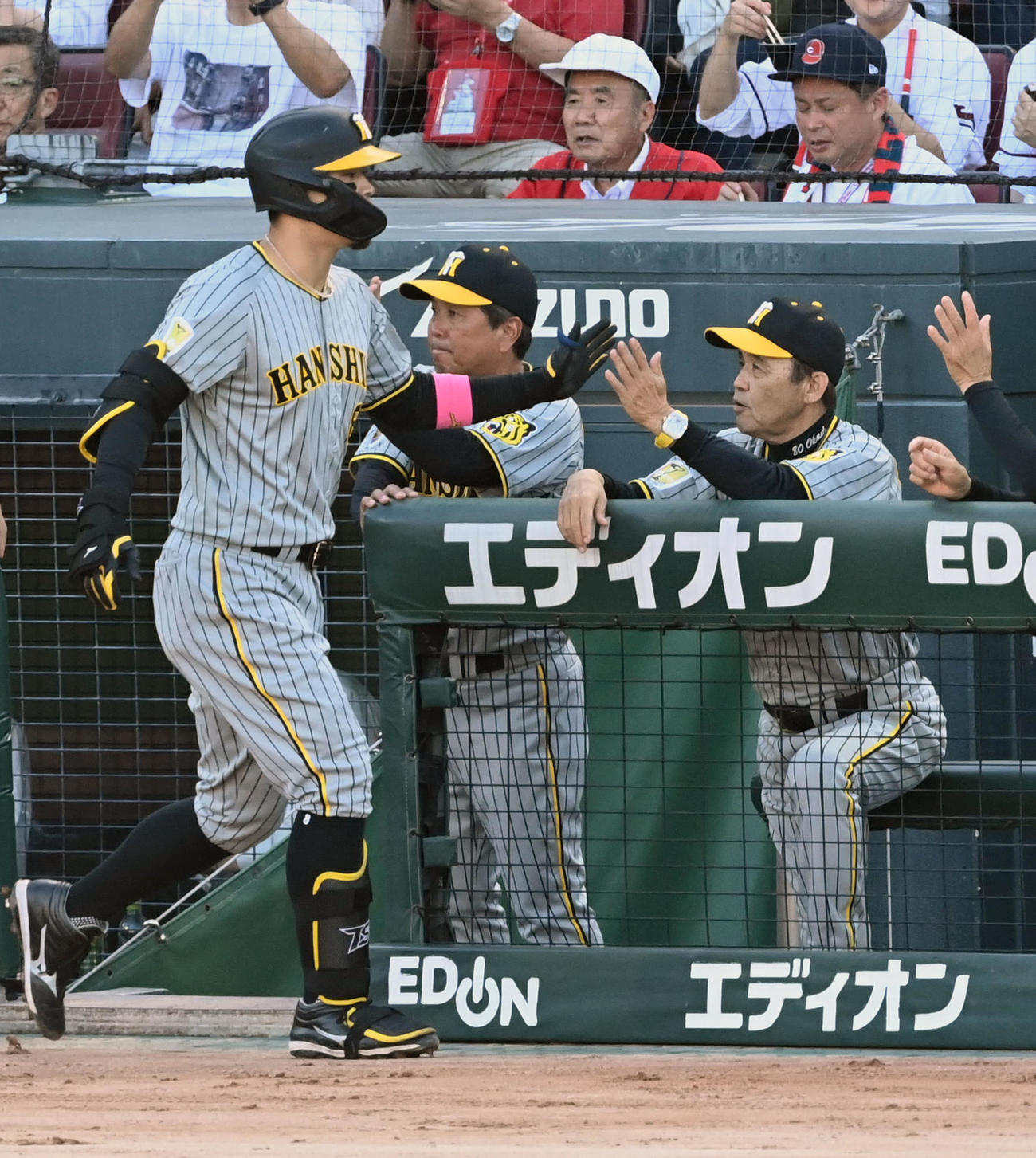 広島対阪神　2回表阪神1死、先制の右越え本塁打を放った佐藤輝を笑顔で迎える岡田監督（撮影・前岡正明）
